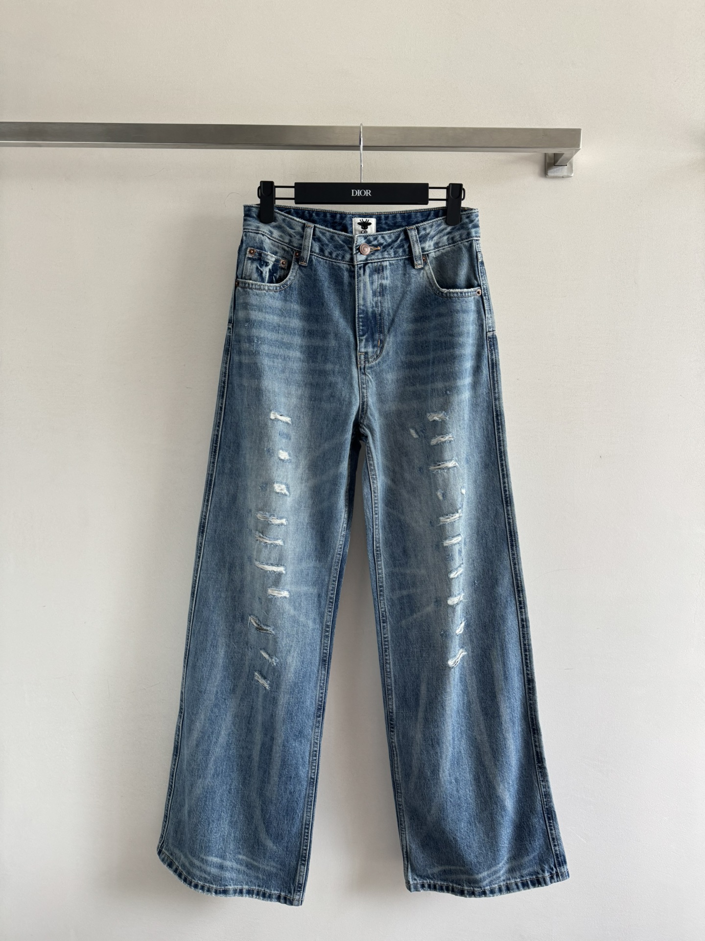 NO:434592,DIO*25SS new heavy-industrial denim trousers imported from washing water denim fabric. The texture is super good, crisp and stylish. The upper body shows the good legs. The retro and high-end look is not monotonous!  Straight-tube style is easy to wear and versatile. It is suitable for looking with various tops. Must-have for daily commuting. Fashionable and lazy style sizes. SML, dior, alexander wang19860909DIO*25SS新款重工牛仔长裤 进口洗水的牛仔面料 质感超好的又挺括有型 上身巨显腿型好 复古高级显不单调！直筒版型好穿百搭 随意搭配各种上衣适合好看 日常通勤必备 时髦慵懒风尺码 SML,,dior,alexander wang,Women's clothing