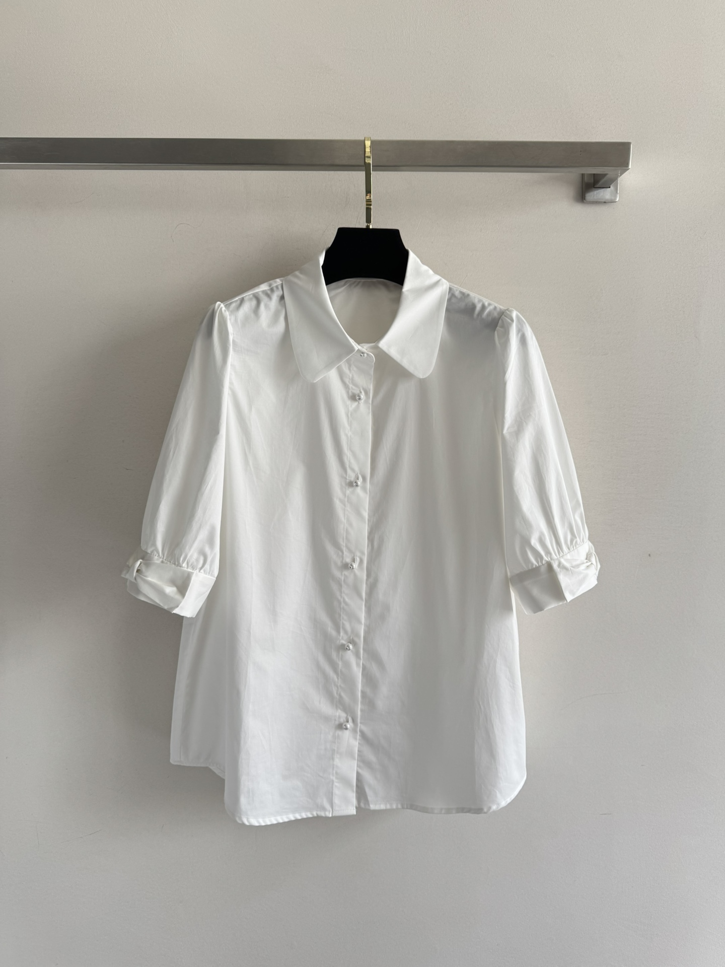 NO:434596,Valentin*2025 early autumn new style, puff sleeves playful age-reducing white shirt. The loose style is paired with exquisite buttons, adding a bit of romantic atmosphere. The upper body is elegant and elegant, and the cuff bows are embellished and decorated, and the exquisite feel is full of daily commuting. It is super eye-catching when traveling casually. It can be beautiful without any effort and a versatile item that can stand the test!  SML, valentino,shirts,alexander wang19860909Valentin*2025早秋新款 泡泡袖俏皮减龄白衬衫 宽松版型配上精美纽扣,增添几分浪漫气息,上身优雅气质爆棚,袖口蝴蝶结点缀装饰,精致感拉满日常通勤百搭 休闲出游又超吸睛,毫不费力就能美出圈,经得起考验的百搭单品！SML,,valentino,shirts,alexander wang,Women's clothing