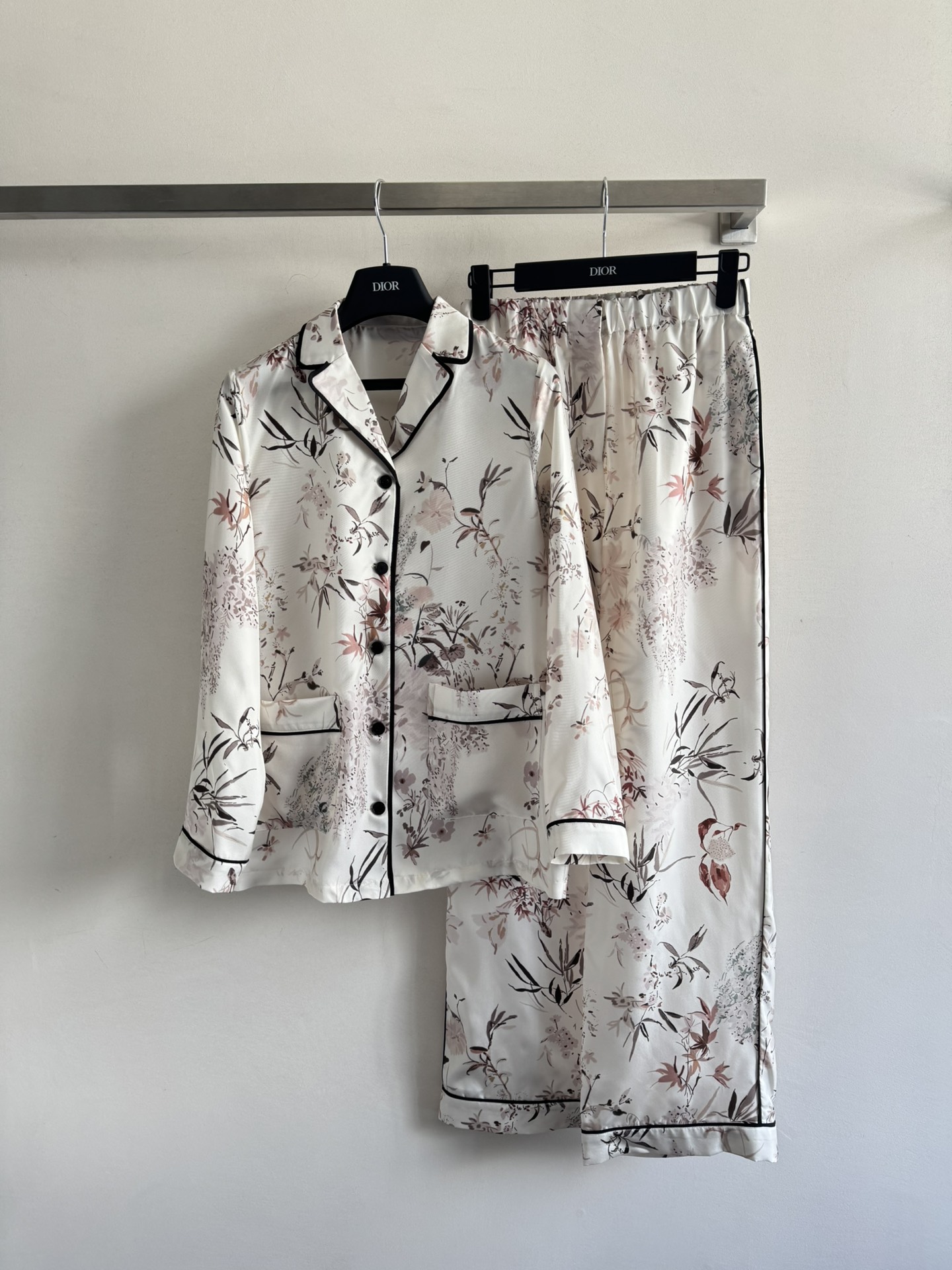 NO:435025,Dio*25SS new home style floral shirt twill silk fabric feels smooth and delicate, with comfortable upper body skin, latest floral print patterns, fresh and elegant color matching embellishes a unique and exotic style, can be matched with series of trousers, fashionable pajama style SML, dior, real silk, alexander wang19860909Dio*25SS新款家居风花卉衬衣斜纹真丝面料触感顺滑细腻,上身贴肤舒适最新花卉印花图案,清新雅致的配色点缀出别样异域风情,可搭配系列长裤穿搭,时髦的睡衣风SML,,dior,real silk,alexander wang,Women's clothing