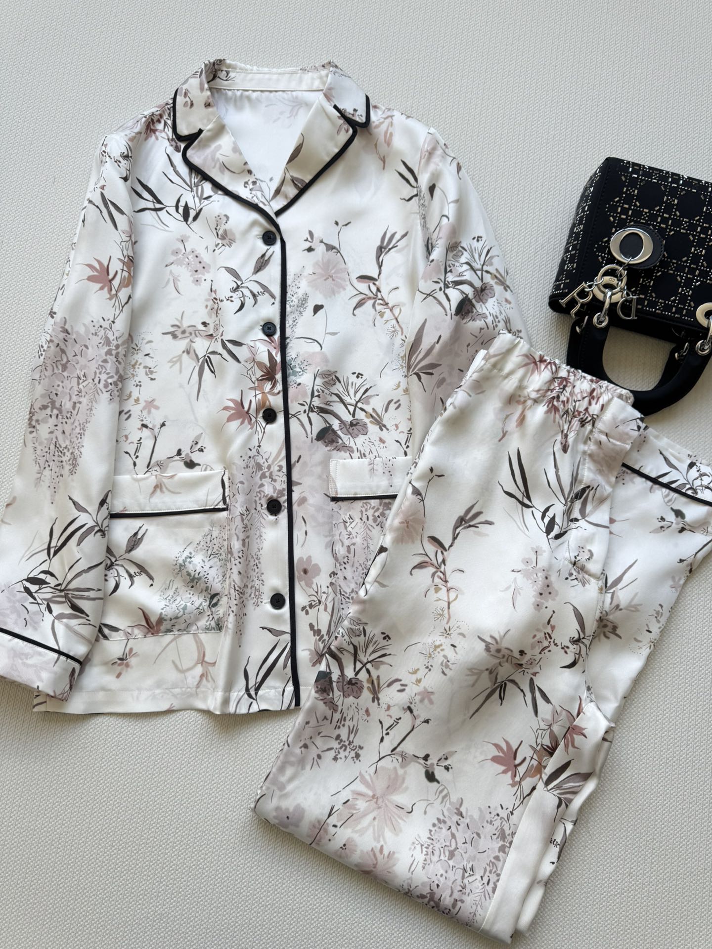 NO:435022,Dio*25SS new home style floral pants twill silk fabric feels smooth and delicate, the upper body is comfortable and comfortable with the latest floral print pattern, fresh and elegant color matching embellishes a unique and exotic style, the elastic waist wide-leg style design is more inclusive, and can be matched with series shirt outfits, fashionable pajama style SML, dior, real silk, alexander wang19860909Dio*25SS新款家居风花卉裤子斜纹真丝面料触感顺滑细腻,上身贴肤舒适最新花卉印花图案,清新雅致的配色点缀出别样异域风情,松紧腰的阔腿版型设计更有包容性可搭配系列衬衣穿搭、时髦的睡衣风SML,,dior,real silk,alexander wang,Women's clothing