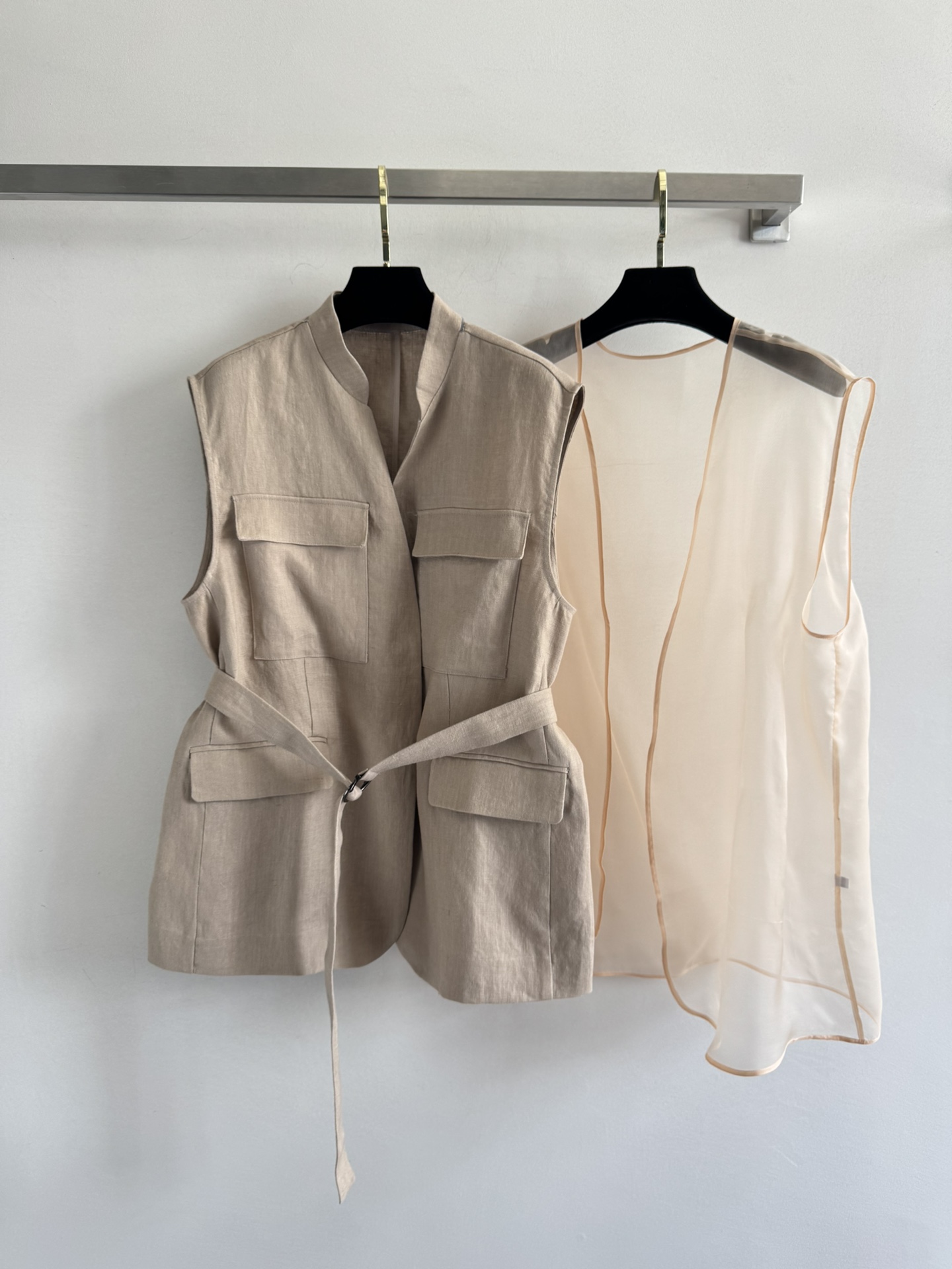 NO:434999,The new two-piece set of Brunello Cucinel*25SS two-piece set of old-fashion vests adds a sense of layering and fashion combined with a bright bead embroidered neckline. It is not ostentatious and expensive enough to show the large pockets on the front, which complement the pull-up belt that closes the waist, and fully interprets the handsome and high-end luxury of the hunting jacket. The vest can be worn alone or with Organya inlay to achieve a changeable design and strong tolerance for the figure. Whether it is petite or tall girls, they can control SML, brunello cucinelli, jackets & coats, alexander wang19860909Brunello Cucinel*25SS新款两件套老钱风马甲两件套的搭配增添了层次感和时尚感结合亮珠刺绣领口 既不张扬又足够显贵前部设有的超大口袋,与收拢腰身的抽式腰带相得益彰,尽致演绎源自猎装夹克的帅气高级奢华～ 马甲即可单穿,也可配上欧根纱嵌饰,以实现多变的设计对身材的包容性也较强,无论是身材娇小还是高挑的女生都能驾驭SML,,brunello cucinelli,jackets & coats,alexander wang,Women's clothing