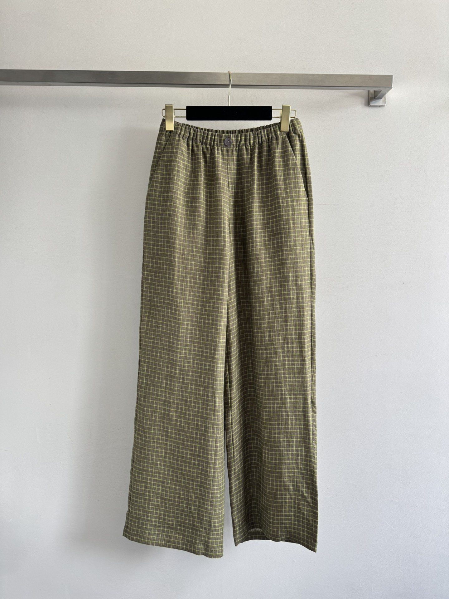 NO:435019,25SS new style plaid casual linen trousers, linen texture is really nothing to say!  The retro green plaid is fashionable and atmospheric, and the elastic waist design is inclusive and has a full sense of slackness during walking. Whether on vacation or daily outfits, it is versatile and easy to control!  SML, alexander wang1986090925SS新款 格子休闲亚麻长裤 ,采用亚麻 质感真的没话说！复古绿格子时髦大气,松紧腰设计包容性极好行走间满满的松弛感,无论度假还是日常穿搭都百搭轻松驾驭！SML,,alexander wang,Women's clothing