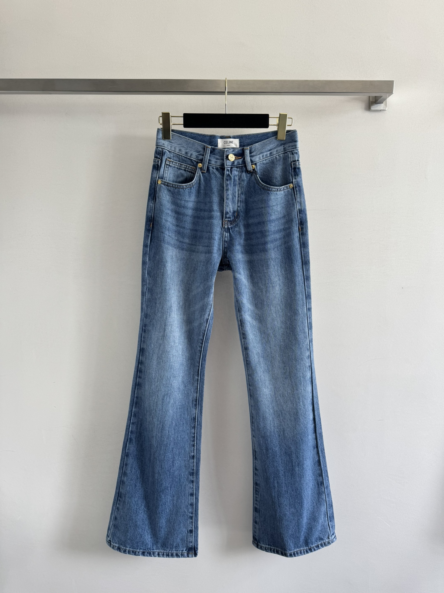 NO:435016,CELIN*25SS new style, pocket embroidered denim trousers, high waist slightly flared style, smooth upper body lines, and pocket logo letter embroidery on the back adds layering, fashionable and atmospheric, and can be worn all year round!  A versatile casual item!  Two-color SML, celine,alexander wang19860909CELIN*25SS新款 口袋刺绣牛仔长裤,高腰微喇版型 上身线条流畅 背后口袋logo字母刺绣增添层次感 时髦大气 一年四季都可穿！百搭休闲单品！两色SML,,celine,alexander wang,Women's clothing