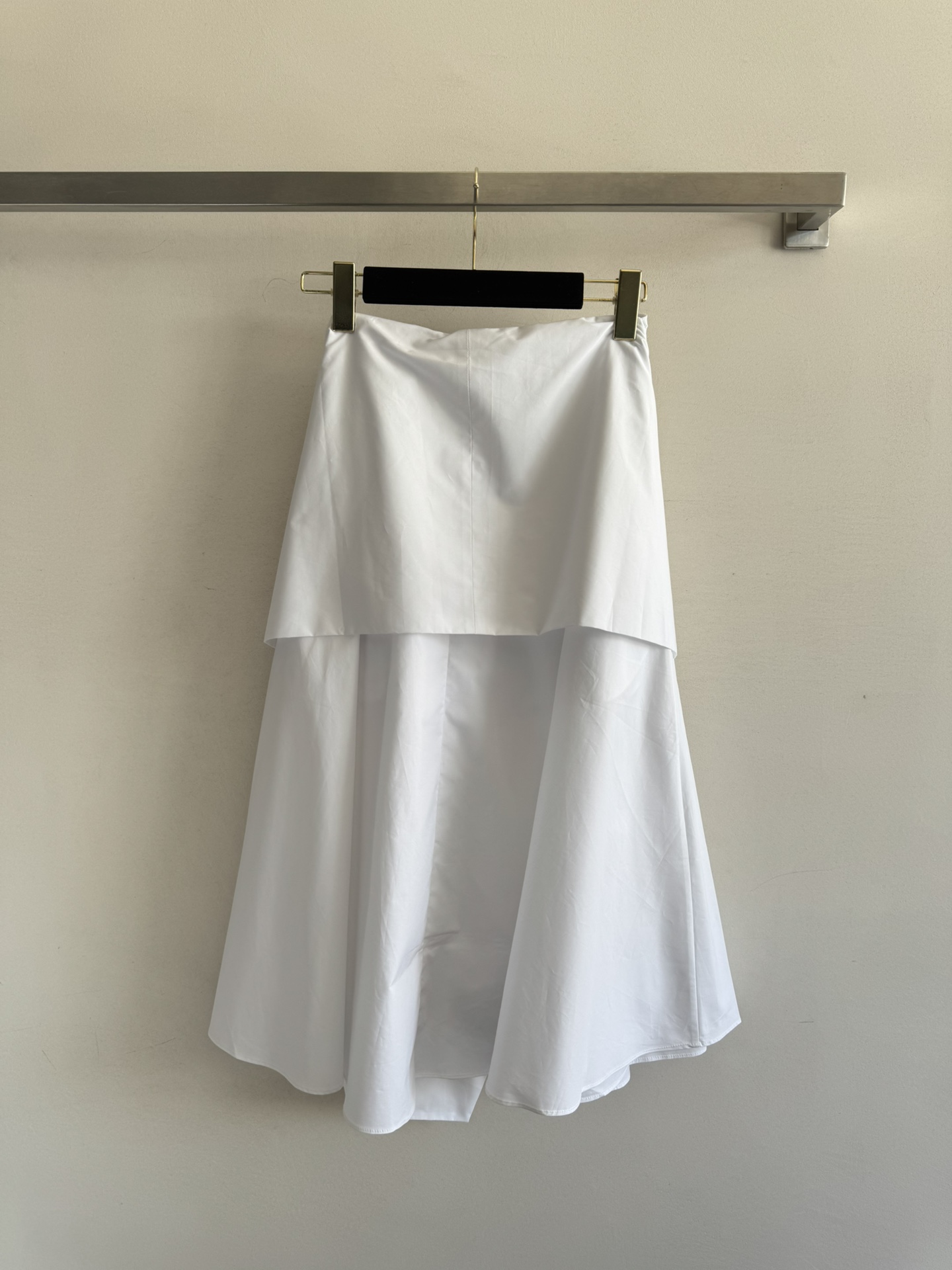 NO:435376,LOEW*25 new irregular skirt. The unique skirt cross-string design is super creative. It adds more layering to the basic skirt. The silhouette is cut and cut to cover the flesh to make it look slimming. The irregular skirt hem is flowing and lively. It is full of high-end feeling. It perfectly blends the slack atmosphere in daily sense and vacation. SML-,,loewe, skirts,alexander wang.19860909LOEW*25新款不规则半裙独特的半裙交叉绑带设计超有创意 给基础半裙增添了更多的层次感廓形剪裁遮肉显瘦 不规则裙摆飘逸灵动 满满的高级感 在日常感和度假感中完美融合自带松弛氛围SML-,,loewe,skirts,alexander wang,Women's clothing