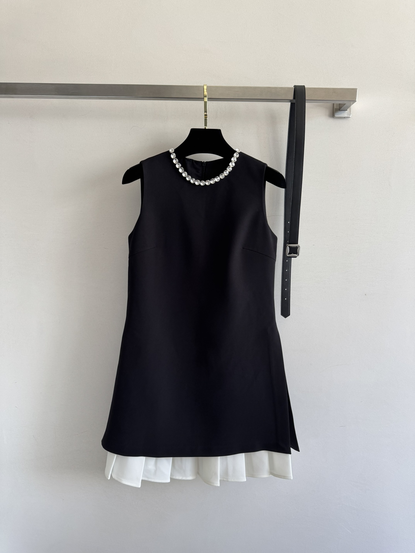 NO:435359,The new 25-dress round neck design outlines the shoulder and neck lines, which can extend the neck and body proportions well. The collar spliced ​​rhinestone decoration. The exquisite and gorgeous small-size design can well modify the waist. The sleeveless design. The spliced ​​contrasting pleated skirt is more refreshing and simple. The style is really love. The belt style extends the leg lines, makes it look slim and longer. It is especially suitable for small girls with invisible zipper design in the back, and it is also very convenient to put on and take off. Continue the temperament of a high-tech woman, with its own exquisite and elegant charm. SML-, skirts, alexander wang19860909新款25连衣裙圆领设计勾勒肩颈线条 能很好的延展脖颈和身材比例 领子拼接水钻装饰 精质又华丽小版型设计能够很好的修饰腰身 无袖的设计 拼接撞色褶裙摆更加清爽简洁,版型真的爱啦~配腰带的版型,拉长腿部线条,显瘦显腿长,特别适合小个子的女生后中隐形拉链设计,美观穿脱也很方便.续写高知女性的气质风衣橱,自带精致高雅韵味SML-,,skirts,alexander wang,Women's clothing