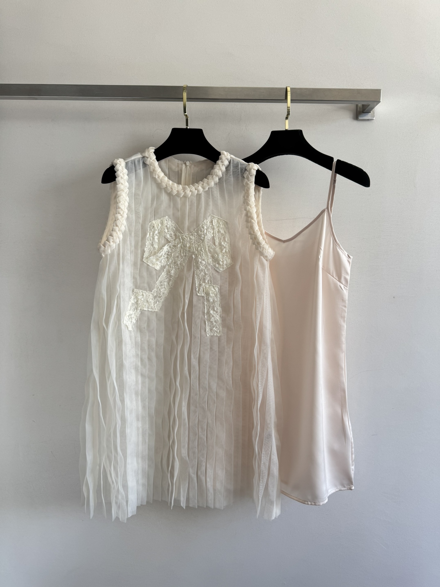 NO:435365,New 25 small fragrant two-piece sleeveless dress neckline and cuff hook flower earrings design, chest mesh spliced ​​three-dimensional lace bow decoration, full of details, wrinkled H-shaped upper body, better inclusiveness, instant fairy air when worn, the atmosphere is filled with fullness, whether it is daily going out or date, it is super sunny SML-,, skirts, alexander wang19860909新款25小香风两件套无袖连衣裙领口和袖口钩花木耳边设计 胸前网纱拼接立体蕾丝蝴蝶结装饰 细节满满 褶皱H版型上身包容性更好了穿上瞬间仙气飘飘 氛围感直接拉满,不管是日常出街还是约会 都超级吸晴SML-,,skirts,alexander wang,Women's clothing