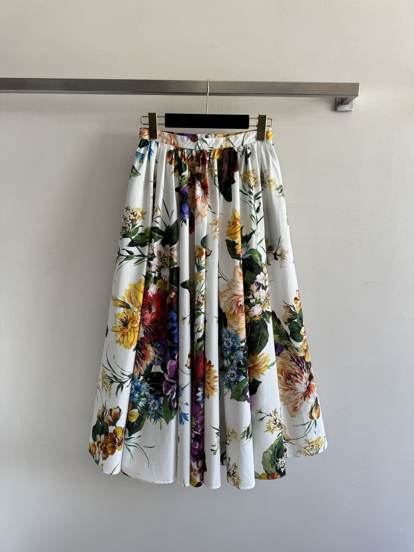 NO:435371,DG25SS's new printed skirt is gorgeous and floral pattern full of agility and playfulness. The silhouette style has a strong inclusiveness. The upper body covers the flesh and looks slimming at any time. It shows charm, gentle temperament, romantic pastoral style outfits to create a romantic atmosphere for summer vacation style!  SML, skirts,alexander wang19860909DG25SS新款印花半裙绚丽花卉图案开满灵动俏皮感 廓摆版型有着极强的包容性上身遮肉显瘦随时展现魅力温雅气质浪漫田园风穿搭 打造夏日度假风浪漫氛围！SML,,skirts,alexander wang,Women's clothing