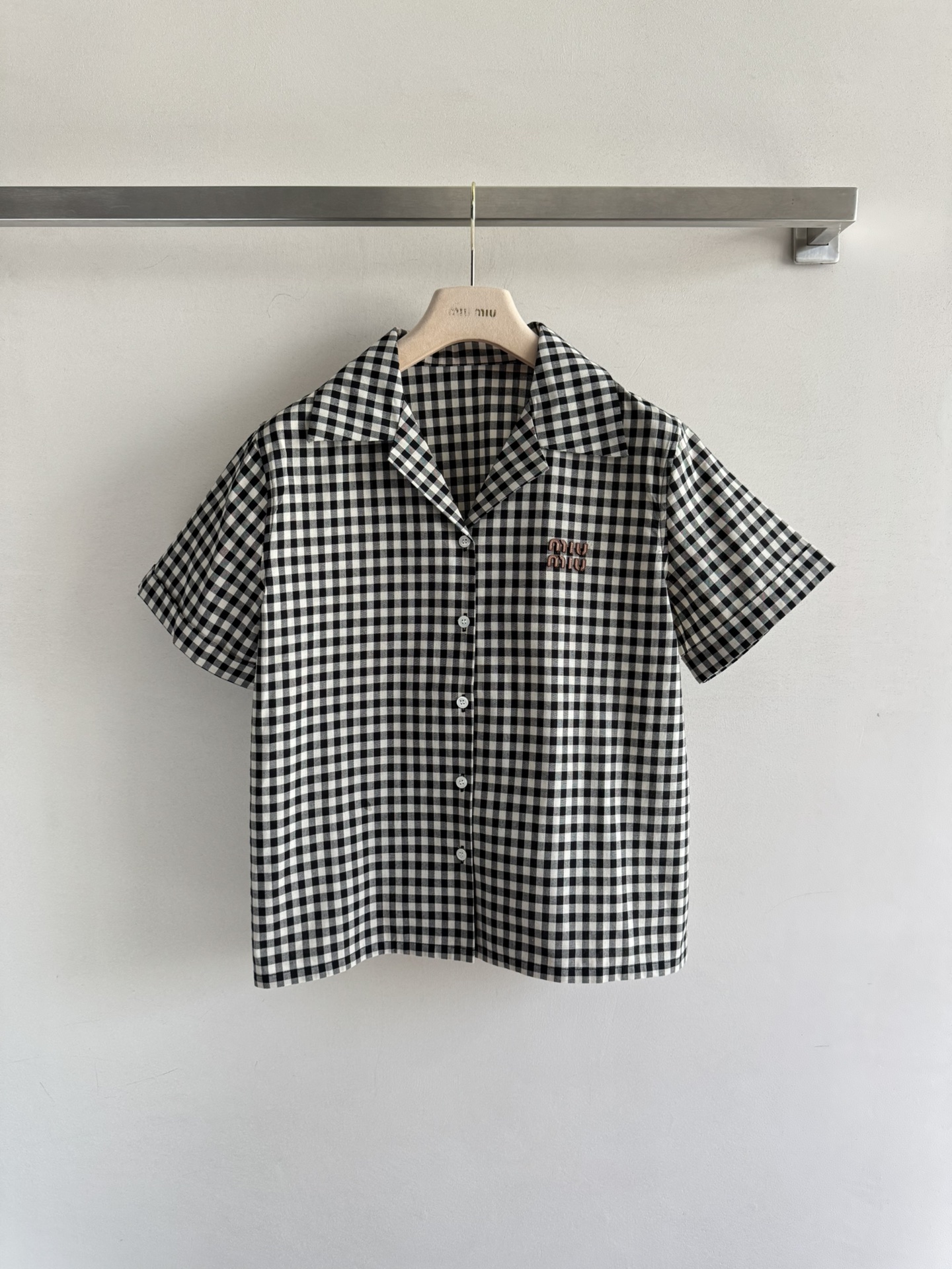 NO:435800,MiuMi* new Polo neck button shirt classic checkerboard plaid neat Polo neckline, with a retro filter, the small logo on the chest hides a trick, and the casual match is 'old money style' and the slack cotton fabric is simply a summer savior, breathable and soft, the details of the placket button are exquisite, and the fit is not tight. When you wear it, it looks like a 'slack and high-end' soldered on the body, and you will take a photo of the beauty SML, miumiu, shirts, alexander wang19860909MiuMi*新款Polo领纽扣衬衫经典棋盘格纹利落Polo领,自带复古滤镜,胸前小logo徽标藏着小心机,随手一搭就是“老钱风”松弛感纯棉面料简直是夏日救星透气又软糯,门襟的纽扣细节精致度拉满,合身不紧绷,穿上它,像把“松弛高级感”焊在身上,随手一拍都是氛围美人照SML,,miumiu,shirts,alexander wang,Women's clothing