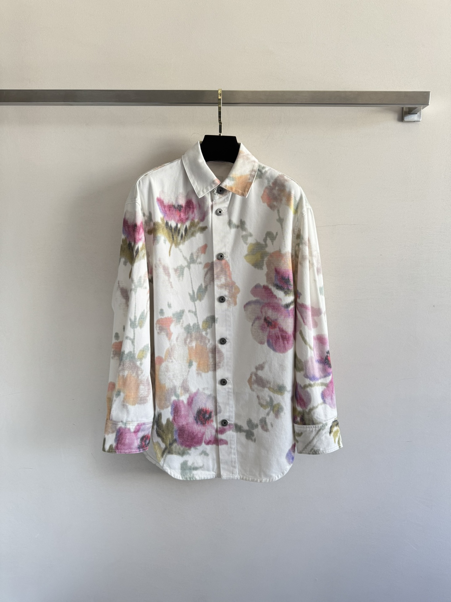 NO:435779,LOEW*25SS new series denim shirt jacket. Colorful flower prints present a high-end feeling in soft and exquisite tones, showing elegance and fun. They are casual and fashionable. The leather logo logo decoration behind them adds a rich sense of layering. The imported denim enzyme washing fabric has a super texture and can be matched with series trousers. One set of wears it to create a fashionable trend!  SML-, loewe, jackets & coats,shirts,alexander wang19860909LOEW*25SS新款系列牛仔衬衫外套 彩色花朵印花以柔和精致的色调呈现高级感 彰显典雅意趣 随性又时髦,背后皮质logo标志装饰 增添丰富层次感 进口牛仔酵素洗水面料质感超赞可搭配系列长裤 一套穿出时尚潮流！SML-,,loewe,jackets & coats,shirts,alexander wang,Women's clothing
