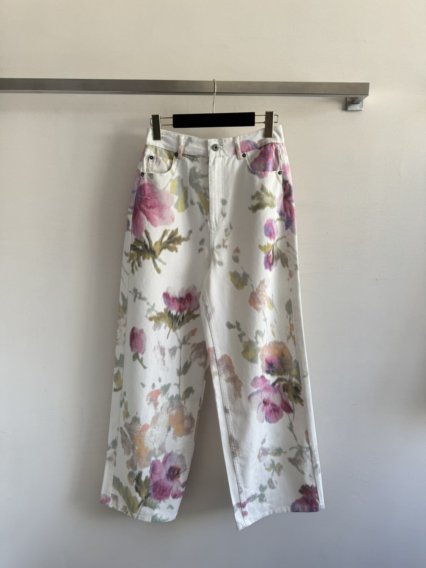 NO:435783,LOEW*25SS series jeans with fresh flowers and colorful prints present a high-end feeling in soft and exquisite tones, highlighting the elegant and interesting!  The mid-to-high waist straight-leg pants have a great style, and the upper body is decorated with legs that will become long legs in seconds. The imported denim enzyme washing fabric has a great texture!  The leather logo on the back is low-key and luxurious, with a superb design sense. A series of matching styles are fashionable and trendy SML-,,loewe,alexander wang19860909LOEW*25SS系列牛仔长裤清新花朵彩色印花以柔和精致的色调呈现高级感 彰显典雅意趣！中高腰直筒裤版型超赞,上身修饰腿型秒变大长腿进口牛仔酵素洗水面料质感超赞！后背处皮质logo标志低调奢华 设计感超赞一系列搭配穿出时尚潮流SML-,,loewe,alexander wang,Women's clothing