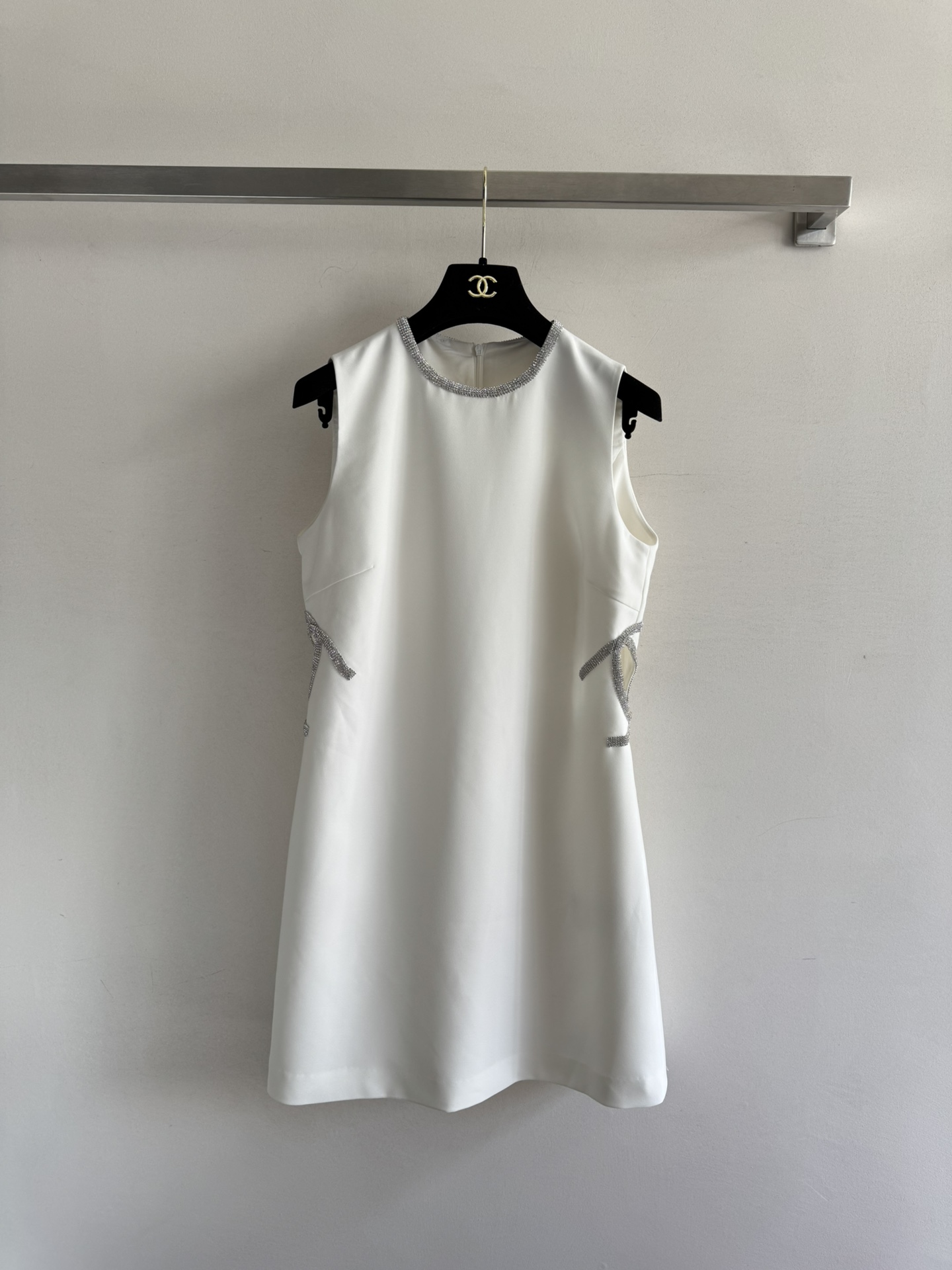 NO:435787,The elegant round neck design of CHANE*25 new heavy industry ironing dress perfectly outlines the neckline, not overexposed and can set off the temperament. The rhinestone decorative neckline is high-end and luxurious. The waist is also ironing double C design. You can feel the improvement of the aura when you put it on. The overall tailoring looks very slim, and you can easily control it in any way whether it is a date, a dinner or a business occasion. It makes people shine. The overall tailoring looks very slim, and you don’t pick on the figure at all. SML-, chanel, skirts, alexander wang19860909CHANE*25新款重工烫钻连衣裙优雅的圆领设计恰到好处地勾勒出颈部线条,不会过分暴露又能衬托气质 水钻装饰领口高级奢华 腰部同样烫钻双C设计 穿上身的那一刻就能感受到气场的提升 整体的剪裁非常显瘦,完全不挑身材无论是约会、聚餐还是商务场合都能轻松驾驭,让人眼前一亮整体的剪裁非常显瘦,完全不挑身材SML-,,chanel,skirts,alexander wang,Women's clothing