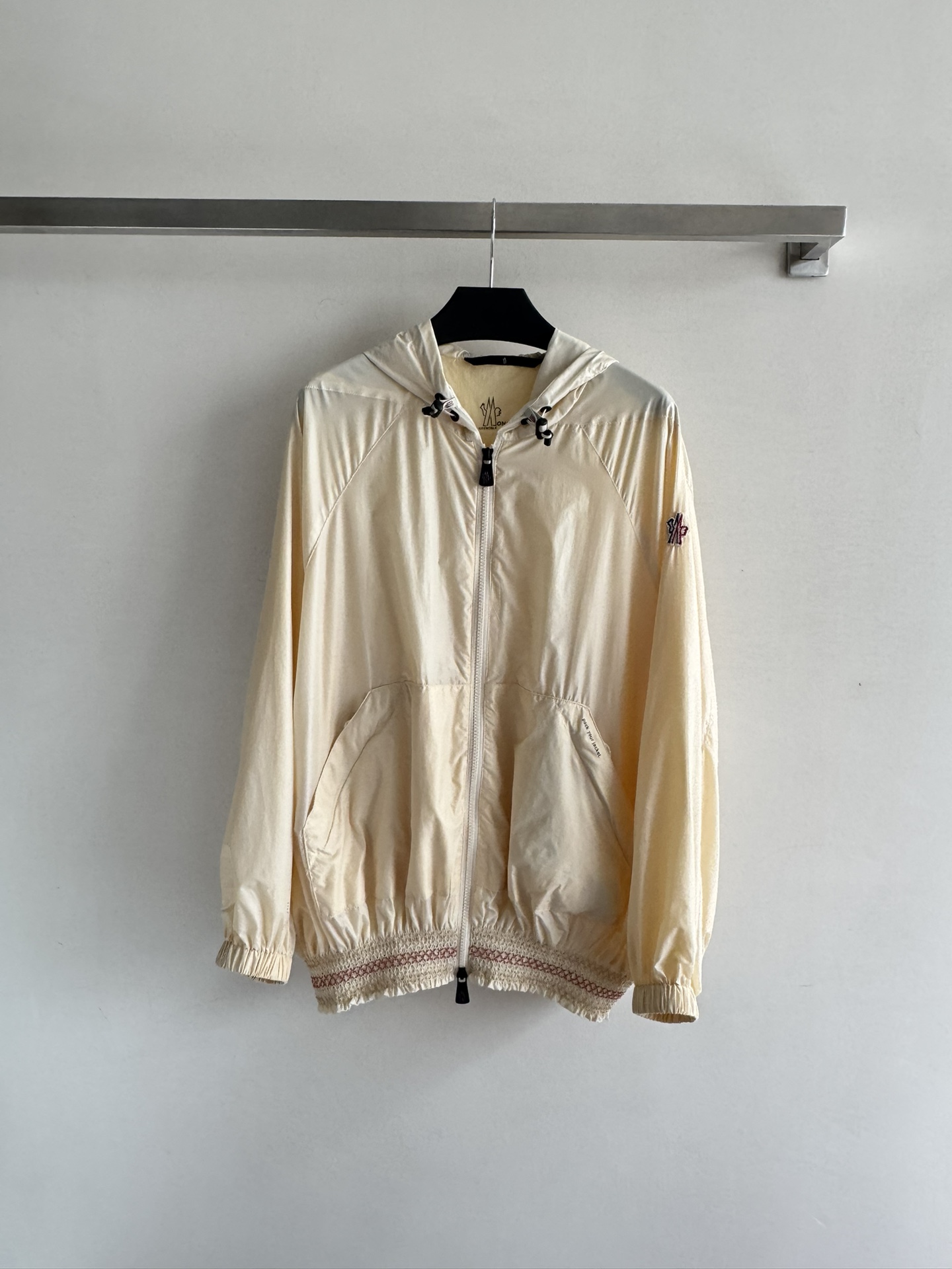 NO:436505,The new sunscreen windbreaker YB customized fabric is super light and thin, the three-dimensional loose style with sunscreen index can be worn without picking up on the body, the contrasting color design on the bottom is super beautiful, the large pocket zipper design adds more convenience, foldable and easy to store, not only fashionable and functional, but also strong SML-,,alexander wang19860909Moncle*25SS新款防晒风衣YB定制的面料超轻薄,防晒指数立体的宽松版型不挑身材都能穿着,底边撞色设计超好看 超大的口袋拉链设计增加了更多的方便,可折叠好收纳既显时髦功能性也强SML-,,alexander wang,Women's clothing