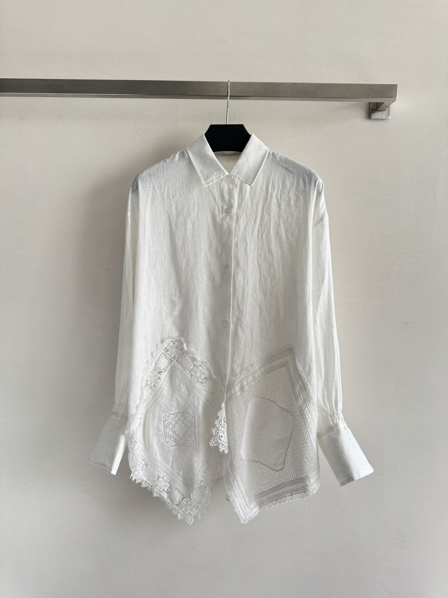 NO:436515,The new irregular linen shirt is as fresh and elegant as ever. The loose fitting is easy to control the hem hem with the delicate lace. The exquisite high-end linen material is not only beautiful but also has excellent breathability, giving you the most comfortable wearing experience anytime and anywhere. The perfect choice for summer SML-, alexander wang19860909新款不规则亚麻衬衣白色一如既往的清新优雅 宽松版型剪裁轻松驾驭穿搭下摆重工拼接花纹细腻的蕾丝 一眼精致高级亚麻材质不仅美观还具有极佳的透气性,随时随地给你最舒适的穿着体验,夏季的完美选择SML-,,alexander wang,Women's clothing