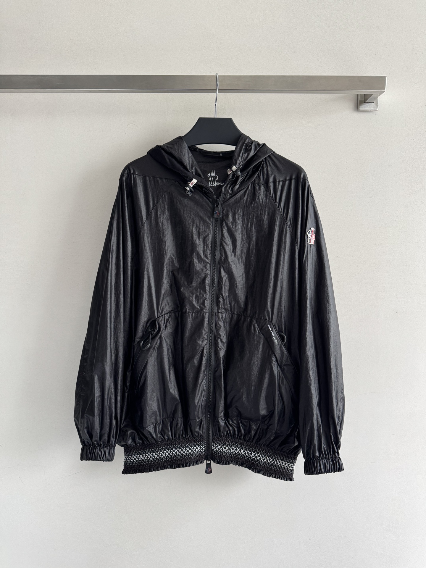 NO:436509,The new sunscreen windbreaker YB customized fabric is super light and thin, the three-dimensional loose style with sunscreen index can be worn without picking up on the body, the contrasting color design on the bottom is super beautiful, the large pocket zipper design adds more convenience, foldable and easy to store, not only fashionable and functional, but also strong SML-,,alexander wang19860909Moncle*25SS新款防晒风衣YB定制的面料超轻薄,防晒指数立体的宽松版型不挑身材都能穿着,底边撞色设计超好看 超大的口袋拉链设计增加了更多的方便,可折叠好收纳既显时髦功能性也强SML-,,alexander wang,Women's clothing