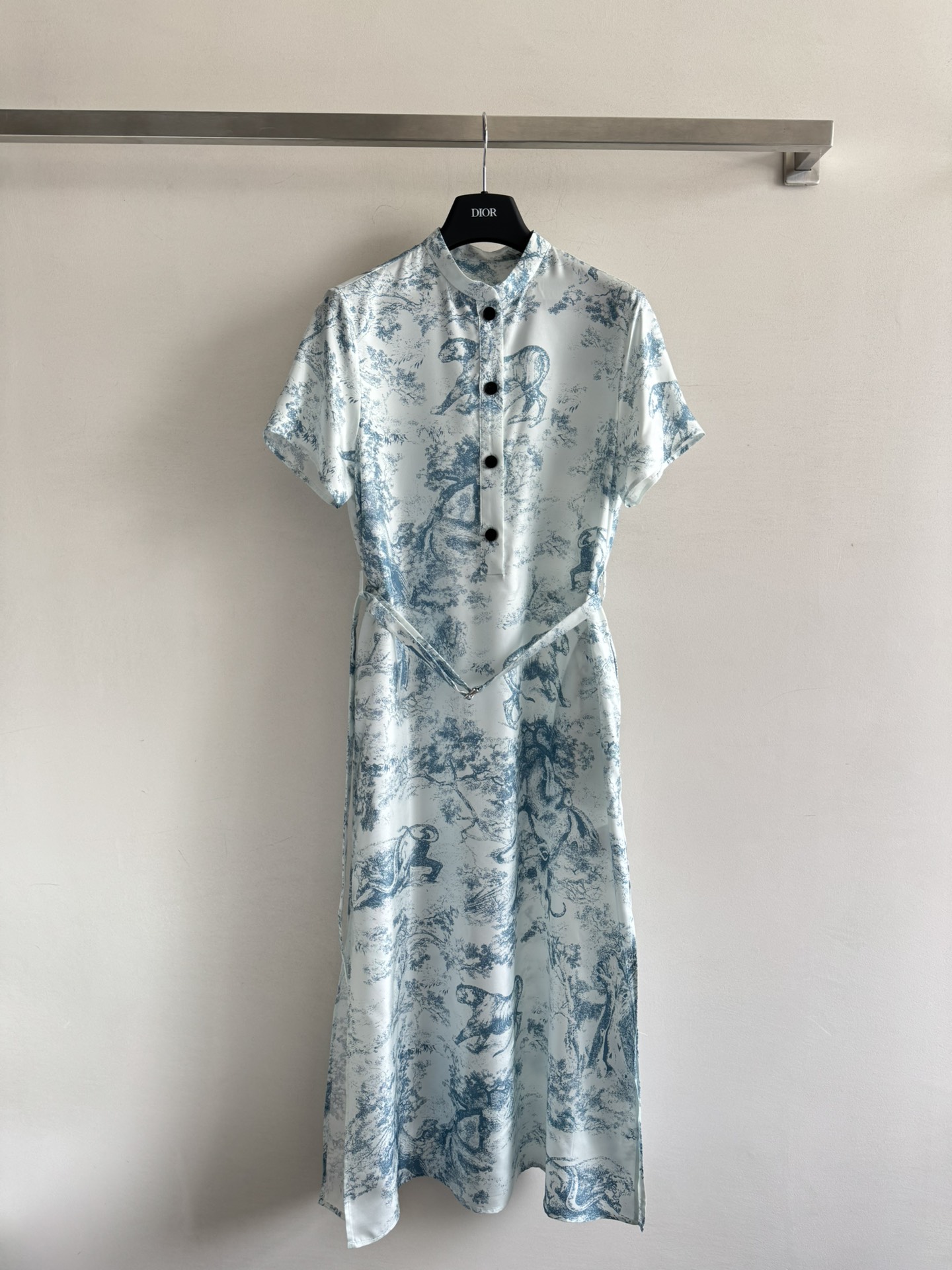 NO:436887,Dio*25SS new printed silk dress This skirt is a perfect combination of fashion and high-end. When you wear it, you will be the most dazzling queen in the audience!  The texture of silk fabric is really great, it feels super comfortable to touch, and it is even more comfortable and comfortable to wear on the body. Moreover, the color of this skirt is really super positive, with a whitening effect on the upper body, which instantly brightens the skin tone and makes you look more radiant!  What struck me the most was that the tailoring and design of this skirt was really great!  The length is just right, and you can easily control various occasions. Whether it is a date, shopping or party, you can become the focus. You walk with wind and aura, and you are full of queen style!  SML, dior, skirts, real silk, alexander wang19860909Dio*25SS新款印花真丝连衣裙这款裙子简直就是时髦与高级的完美结合,穿上它,你就是全场最耀眼的女王！真丝面料质感真的是一级棒 , 摸起来超级舒服,穿在身上更是舒适又自在.而且,这款裙子的颜色真的是超级正,上身显白效果杠杠的,瞬间提亮肤色,让你看起来更加光彩照人！最让我心动的是,这款裙子的剪裁和设计真的是太棒了！长度恰到好处,轻松驾驭各种场合,无论是约会、逛街还是参加派对,都能让你成为焦点计.走路都带风,气场全开,简直就是女王范儿十足！SML,,dior,skirts,real silk,alexander wang,Women's clothing