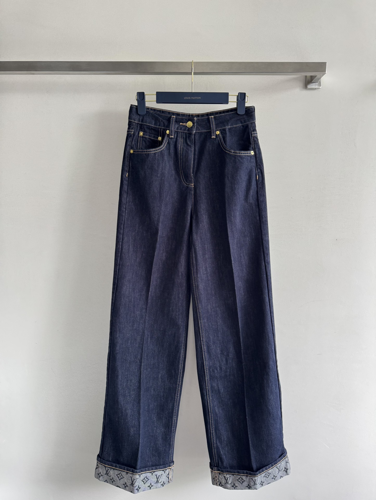 NO:436875,Louis Vuitto*25SS new jeans denim denim wash fabric. Personalized tone, cool and cool upper body, delicate texture, natural and high waist design, wide-leg straight-leg style, huge slim upper body, design of flip-rolled trousers legs, revealing presbyopia LOGO classic and fashionable, wear it, you are at the forefront of fashion girlSML, louis vuitton, jeans, alexander wang19860909Louis Vuitto*25SS新款牛仔裤丹宁牛仔洗水面料 个性色调上身又酷又飒 纹理细腻 棉感自然高腰的设计 阔腿直筒的版型上身巨显瘦 翻边卷裤脚的设计 露出老花LOGO 经典又不失时髦感,穿上它,你就是走在时尚前沿的girlSML,,louis vuitton,jeans,alexander wang,Women's clothing