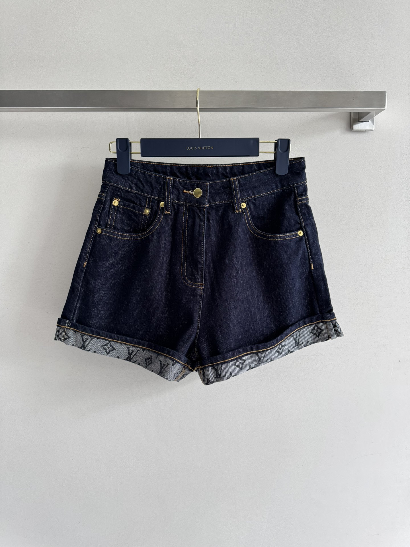 NO:436881,Louis Vuitto*25SS new denim shorts denim denim wash fabric. Personalized tone, cool and cool upper body, delicate texture, cotton-like natural high waist design, wide-leg style, huge slim upper body, flip-rolled trousers legs design, revealing presbyopia LOGO classic and fashionable, wear it, you are at the forefront of fashion girlSML,,louis vuitton, shorts, alexander wang19860909Louis Vuitto*25SS新款牛仔短裤丹宁牛仔洗水面料 个性色调上身又酷又飒 纹理细腻 棉感自然高腰的设计 阔腿版型上身巨显瘦 翻边卷裤脚的设计 露出老花LOGO 经典又不失时髦感,穿上它,你就是走在时尚前沿的girlSML,,louis vuitton,shorts,alexander wang,Women's clothing