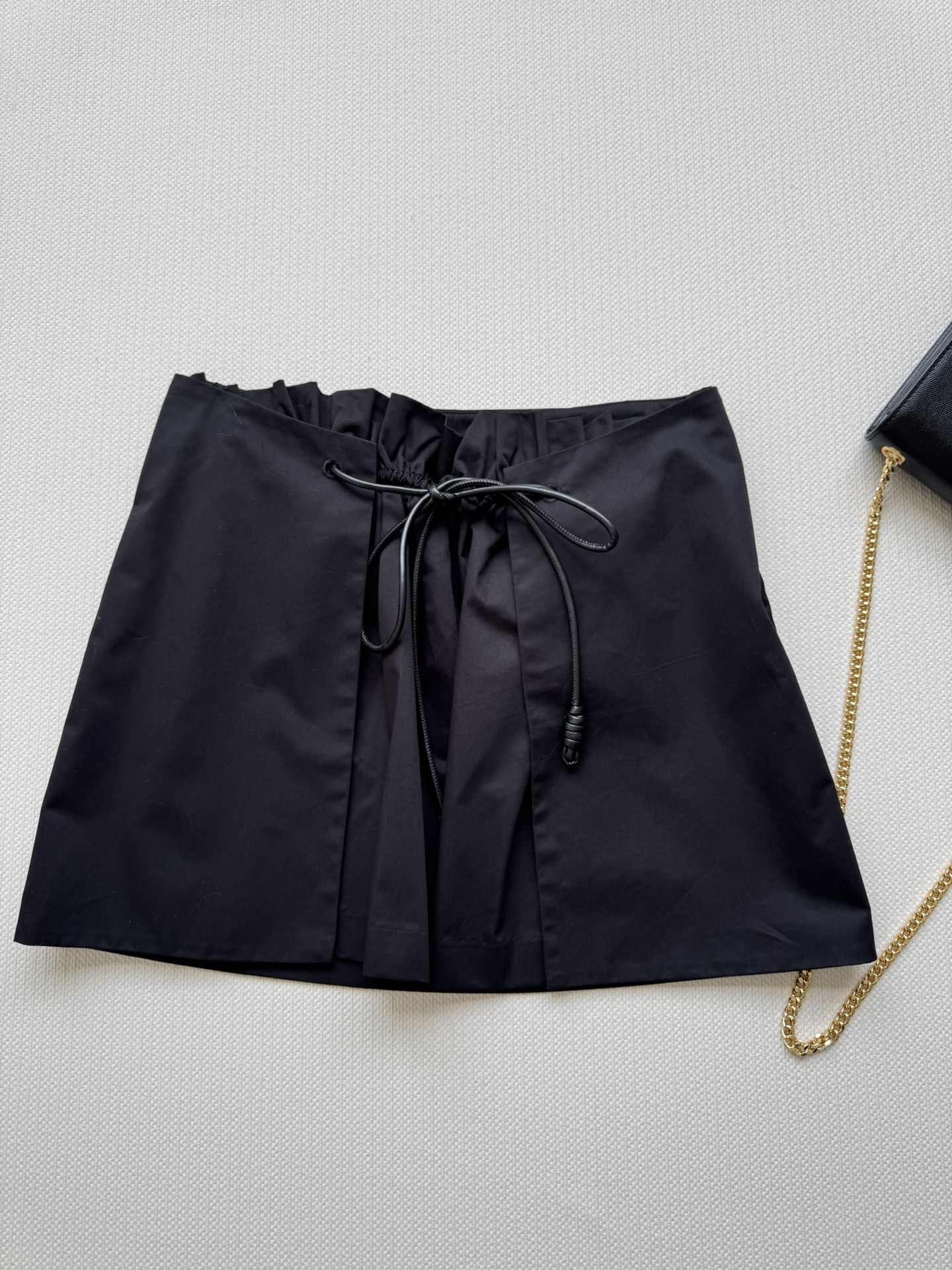 NO:436898,The new LOEW*25SS pleated skirt is deconstructive at the waist. The bouquet pleated drawstring bow is full of design. The pleated inside is elastic zipper design. The upper body is comfortable and unrestrained and fashionable. Bold conception. The feeling of wearing is extra points. At the same time, this style is huge to cover the flesh and slimming. It is a must-have item this summer. SML, loewe, skirts, alexander wang19860909LOEW*25SS新款褶皱半裙整个腰部呈现解构主义 花束褶皱抽绳系蝴蝶结设计感满满 里面褶皱处是松紧带拉链设计 上身舒适不拘谨时髦细节 大胆构思 穿感加分 同时这个版型巨遮肉显瘦 简直是这个夏天必备单品SML,,loewe,skirts,alexander wang,Women's clothing