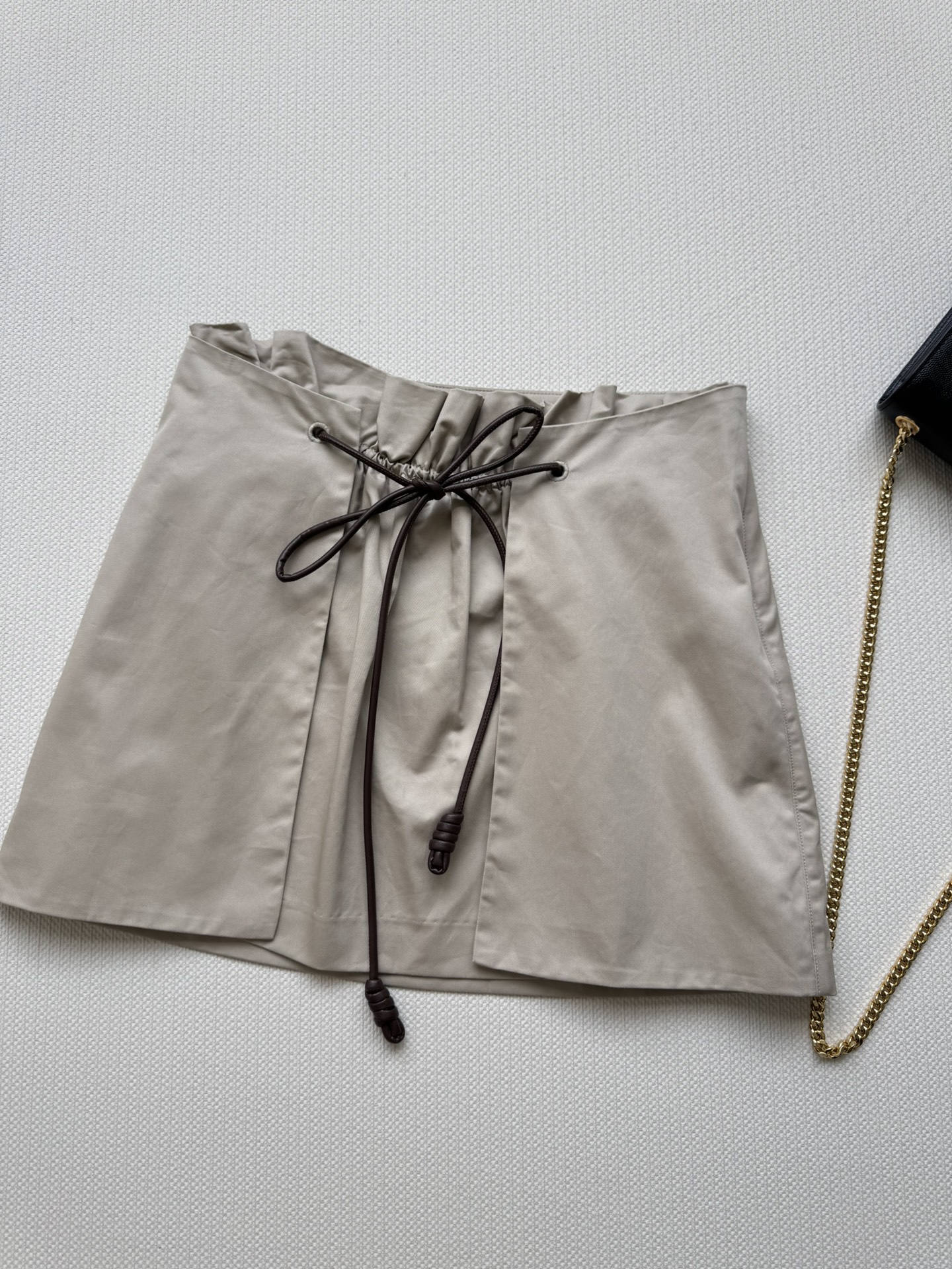 NO:436892,The new LOEW*25SS pleated skirt is deconstructive at the waist. The bouquet pleated drawstring bow is full of design. The pleated inside is elastic zipper design. The upper body is comfortable and unrestrained and fashionable. Bold conception. The feeling of wearing is extra points. At the same time, this style is huge to cover the flesh and slimming. It is a must-have item this summer. SML, loewe, skirts, alexander wang19860909LOEW*25SS新款褶皱半裙整个腰部呈现解构主义 花束褶皱抽绳系蝴蝶结设计感满满 里面褶皱处是松紧带拉链设计 上身舒适不拘谨时髦细节 大胆构思 穿感加分 同时这个版型巨遮肉显瘦 简直是这个夏天必备单品SML,,loewe,skirts,alexander wang,Women's clothing