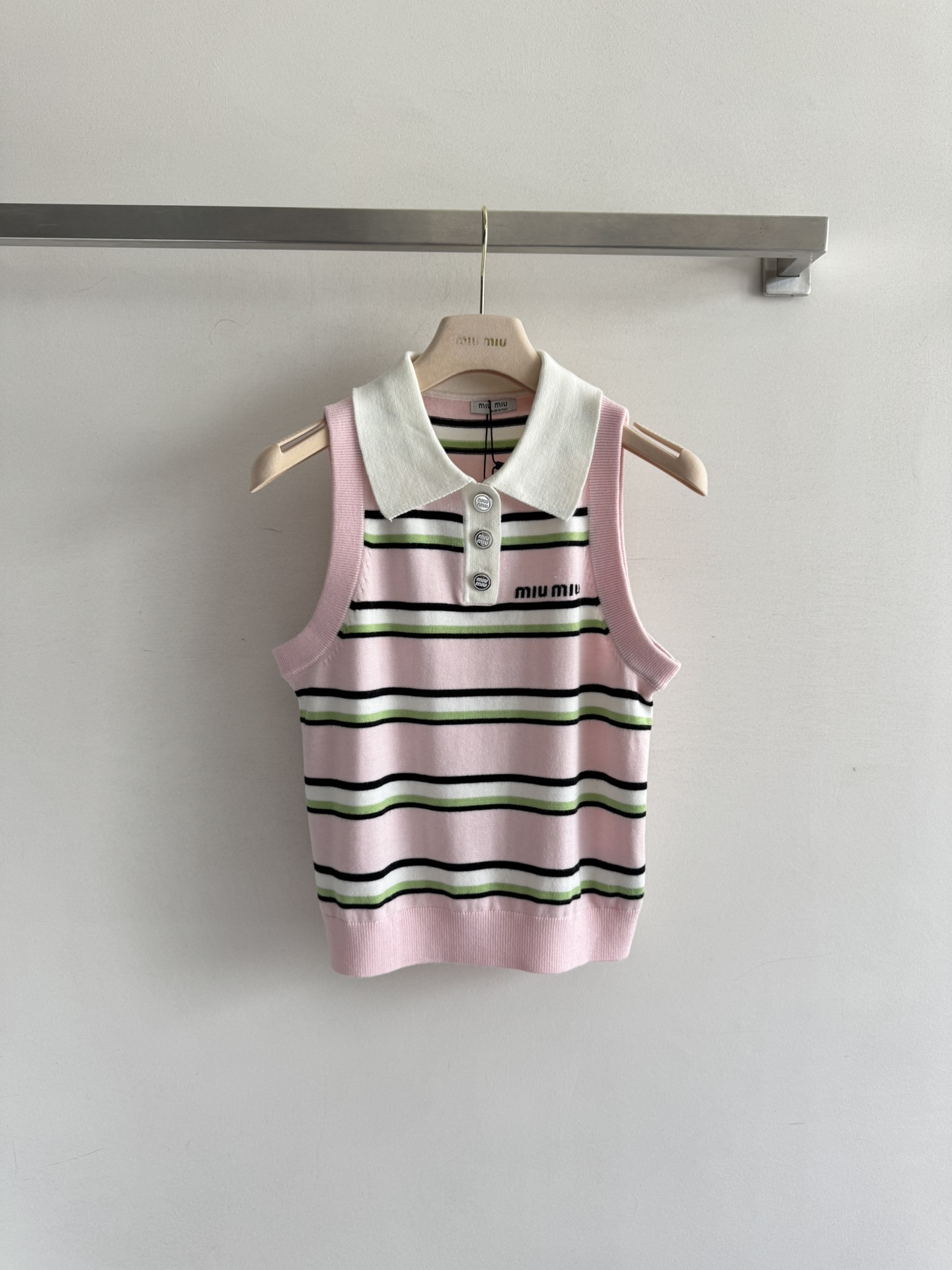 NO:436890,MiuMi*25SS new striped polo vest with luxurious embroidery on the chest. A simple logo is enough to be personalized and fashionable, and the regular style is not picky!  Contrasting color stripes are never out of date, and you can control your age-reducing college style and fatness!  Three-color SM, miumiu, alexander wang19860909MiuMi*25SS新款条纹polo背心胸前字母刺绣奢华点缀 简单的LOGO就足够个性时尚,常规版型不挑人！撞色条纹永不过时 减龄学院风胖瘦均可驾驭！三色SM,,miumiu,alexander wang,Women's clothing