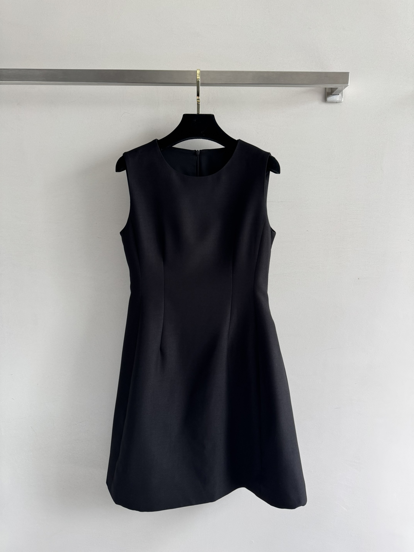 NO:458524,New 25SS new dress with sleeveless round neck style slim fit, waist-closing cut, the upper body immediately outlines the slim waist curve, three-dimensional super umbrella hem design, craftsmanship and unique fashion, the skirt is just right in length, soft and draped, breathable, good texture, Hepburn style classic style makes it look slim and not picky about SML-, skirts, alexander wang19860909新款25SS新款连衣裙无袖圆领版型修身合体,收腰剪裁 上身立马勾勒出纤细腰部曲线 立体感超强伞形下摆设计,工艺成品独特时尚,裙长恰到好处质感柔软垂坠,透气,质感好,赫本风经典款显瘦不挑人SML-,,skirts,alexander wang,Women's clothing