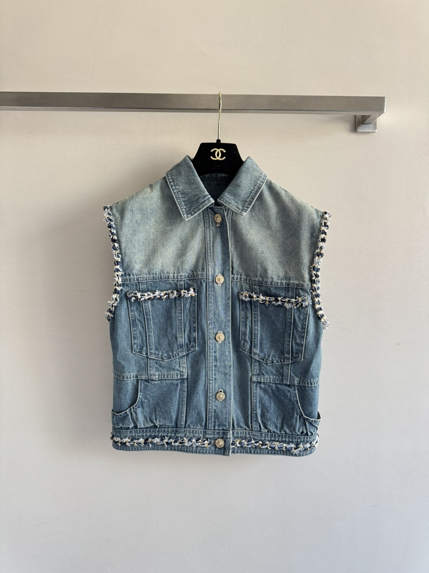 NO:437517,Chane*25FW new model, Xiaoxiang style denim braided vest jacket, high-end hand-woven technology design, exclusive yb development!  High-end production!  Custom Enzyme Washed Cowboy Fabric!  White and rich beauty must-have item. Temperament lapel double pocket H-shaped upper body makes you look slim!  High-number organic pure cotton denim texture is soft and delicate!  Nostalgic retro wash water with fashionable and high-end tone!  Workmanship quality and details are full of two colors SML, chanel, jackets & coats, alexander wang19860909Chane*25FW新款 小香风牛仔编织马甲外套 高级手工编织工艺设计 独家yb开发！高版出品！定制酵素洗水牛仔面料！白富美必入单品.气质翻领双口袋H版型上身巨显瘦！高织数有机纯棉牛仔质感柔软细腻！怀旧复古洗水时髦又高级的调调！做工品质细节满满两色SML,,chanel,jackets & coats,alexander wang,Women's clothing