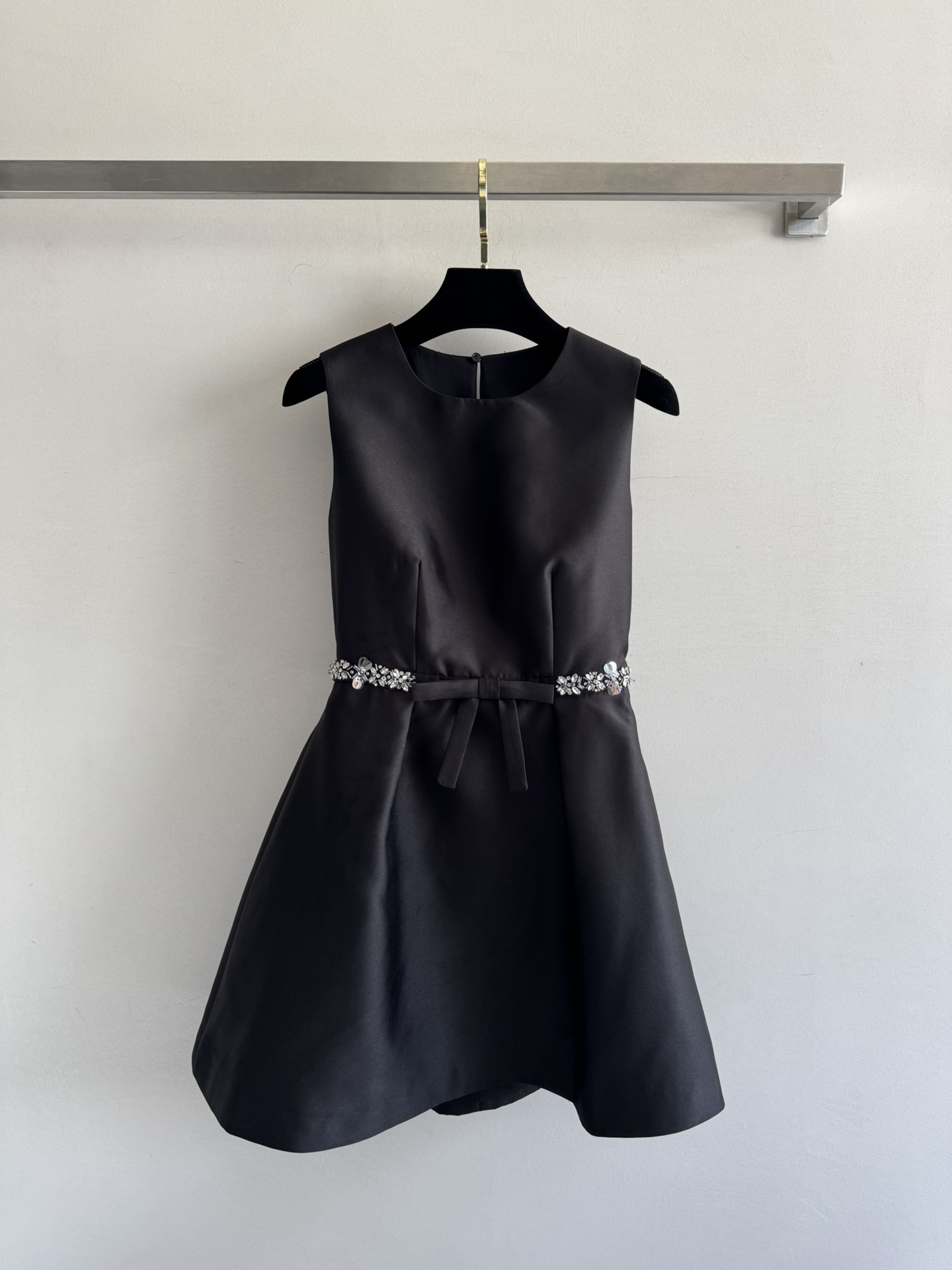 NO:437535,JORY* new 25SS new dress with sleeveless round neck style slim fit, exquisite bright diamond embellishment around the waist, hollow design behind the back, the upper body immediately outlines the slim waist curve, age-reducing temperament, umbrella hem design, unique and fashionable craftsmanship, the skirt is just right in texture and draped breathable, the Hepburn style classic style makes it look slim and not picky!  SML full of high-end sense, skirts, alexander wang19860909JORY*新款25SS新款连衣裙无袖圆领版型修身合体,腰身边精致亮钻点缀 背后镂空设计 上身立马勾勒出纤细腰部曲线 减龄显气质 伞形下摆设计,工艺成品独特时尚,裙长恰到好处质感垂坠透气,赫本风经典款显瘦不挑人！高级感满满SML,,skirts,alexander wang,Women's clothing