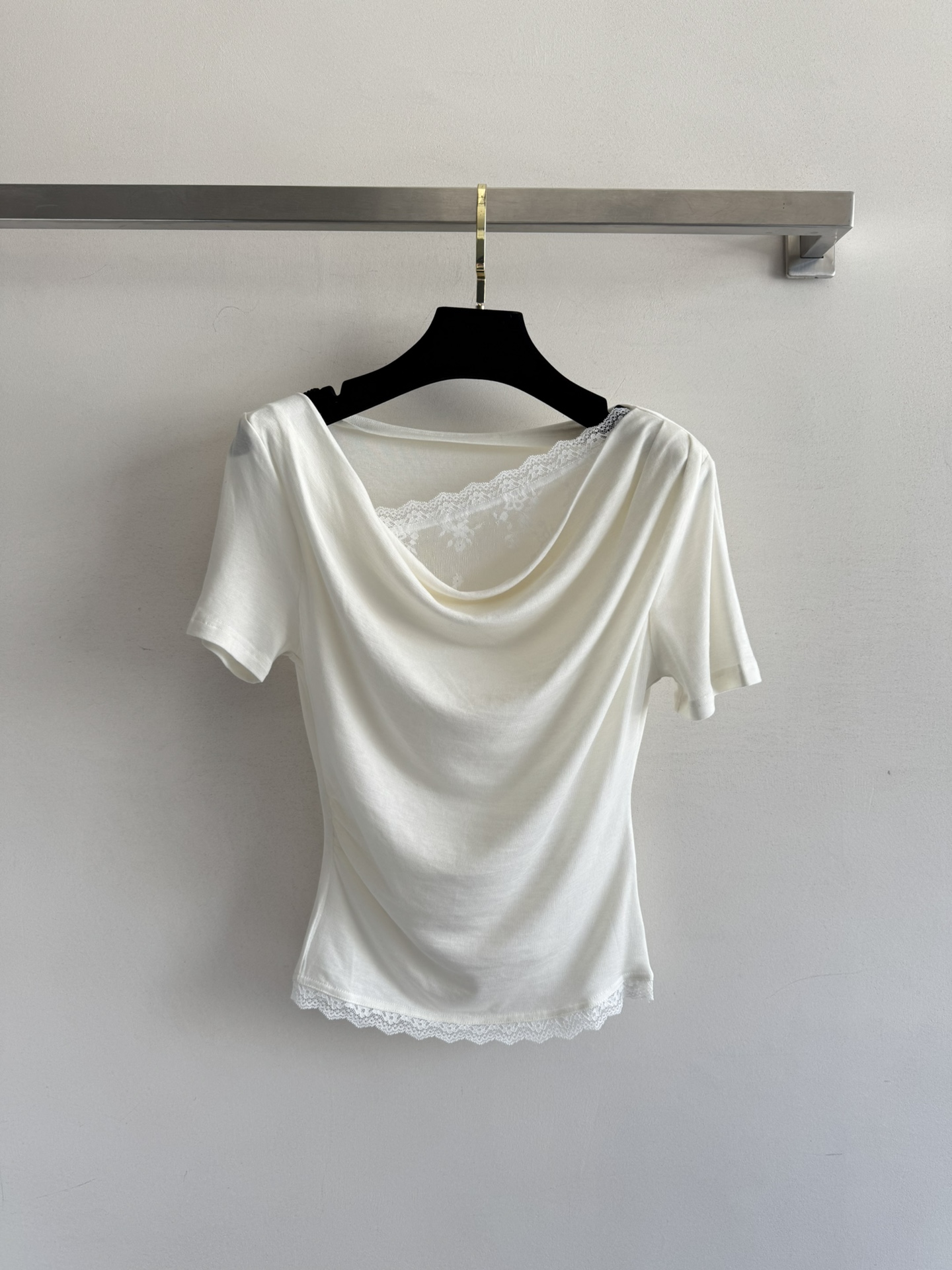 NO:437560,SS's new lace short-sleeved T-shirt waist-closed tailoring to show off the body temperament. Minimalist style, clean and tidy. Lace collar embellishment design, age-reducing exquisiteness. Hem lace decoration, versatile and not picky about people, match casually with SML, T-shirt, tees, t-shirt, alexander wang19860909SS新款蕾丝短袖T恤收腰剪裁显身材气质 极简风 干净整洁 蕾丝荡领点缀设计 减龄精致感 下摆蕾丝花边装饰,百搭不挑人随意搭配SML,,T-shirt,tees，t-shirt,alexander wang,Women's clothing