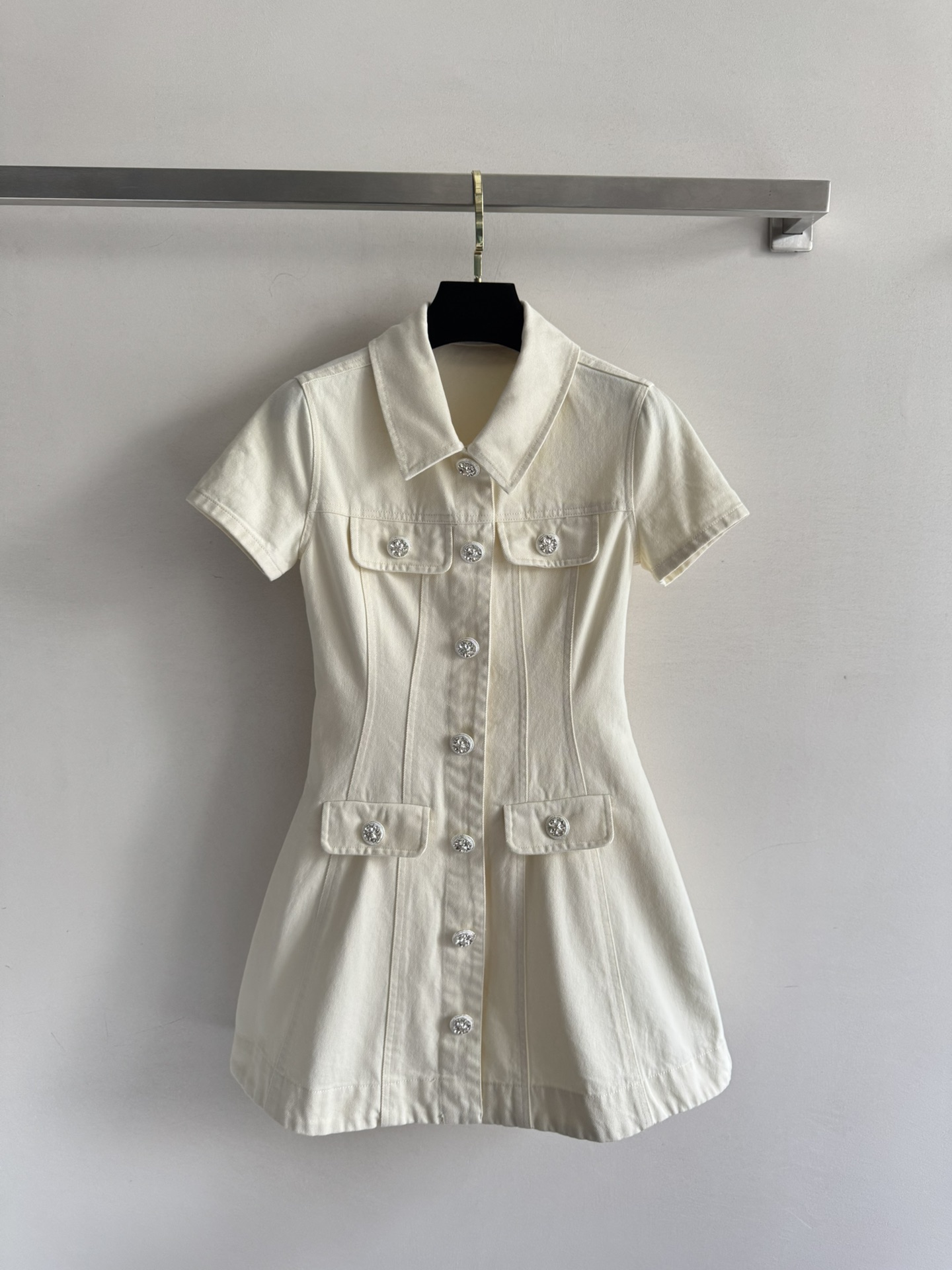 NO:438548,Self portrai*25FW new model short-sleeved denim dress classic lapel waist-hugging style, upper body temperament and retro imported custom cotton, three-dimensional texture with exquisite button embellishment design, eye-catching and age-reducing splicing and pleated effect is very slim and slim, fashionable feeling is full of three-digit SML8, skirts, T-shirt, alexander wang19860909self portrai*25FW新款 短袖牛仔连衣裙经典翻领收腰版型 上身气质又复古进口定制棉 立体有质感采用精致纽扣点缀设计 吸睛减龄拼接压褶效果非常修身显瘦 时尚感拉满三码SML8,,skirts,T-shirt,alexander wang,Women's clothing