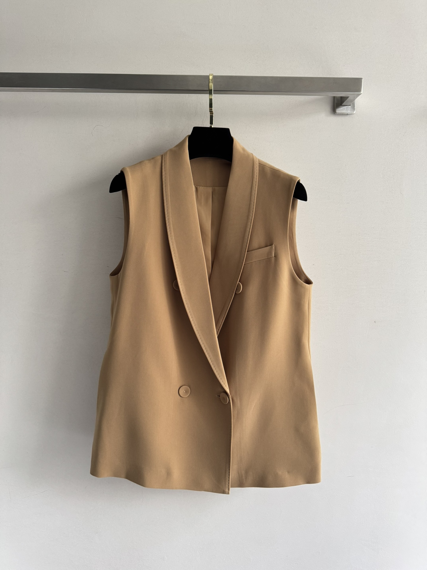 NO:438491,The new minimalist vest in early autumn uses acetic acid fabric. It feels sandy and smooth and breathable. The overall smooth lines are very good to wrap the curves of women. It is tolerant and not picky about people. The shoulders are slightly wider. The hand-sewn green fruit lapel adds a sense of exquisiteness to the vest without too much decoration. Simple and elegant, a must-have SML for daily commuting, alexander wang19860909早秋新款极简风马甲采用醋酸面料 手感砂滑透气性很好 整体流畅线条很好的裹住女性的曲线美,包容不挑人略宽的肩部恰好的修饰手臂 更显芊细,手工缝制的青果翻领,给马甲增加了精致感,无需过多的装饰堆砌 简约大方,日常通勤百搭必备SML,,alexander wang,Women's clothing