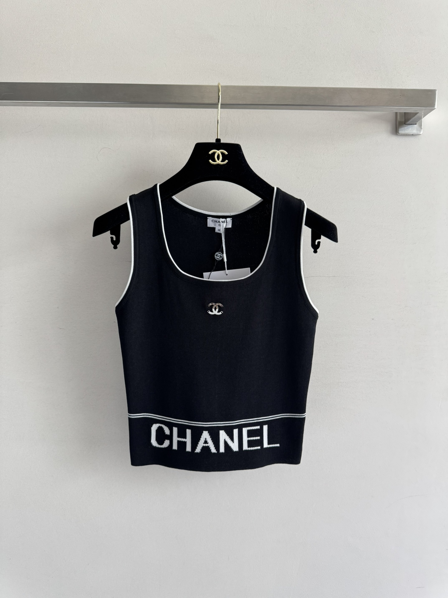 NO:439233,CHANE*25SS new knitted vest Xiaoxiangfeng vest is definitely your favorite in your closet!  The cut clothes are just long and not too short. The way you walk comes from and is generous. The fitting style is simple and stylish. Wear it, release your girlish heart and show full of sweetness and elegance. SML, chanel, alexander wang19860909CHANE*25SS新款针织背心小香风背心绝对是你衣橱里的宠儿！裁剪衣长刚好,不会太短,走起路来自在又大方.合身版型简约又不失时尚感,穿上它,释放你的少女心,展现满满的甜美与优雅SML,,chanel,alexander wang,Women's clothing