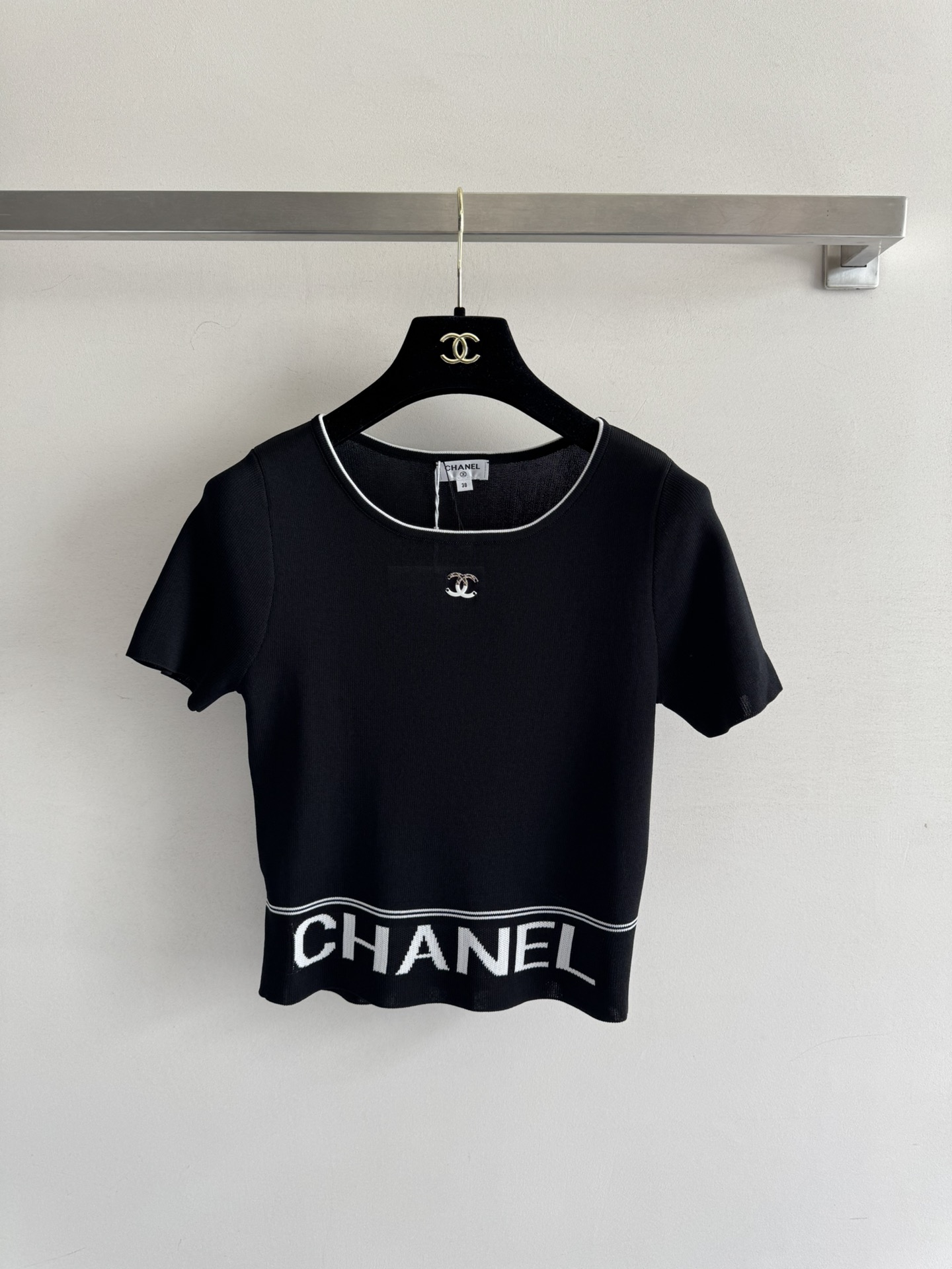 NO:439239,CHANE*25SS new U-neck top, the basic style is versatile and not picky, the chest is decorated with metal double C letters to embellish the ready-to-wear, exquisite and simple, the upper body is full of youthful age-reducing SML, chanel, alexander wang19860909CHANE*25SS新款U领上衣 基础版型百搭不挑人,胸前饰以金属双C字母点缀成衣 精致简约,上身青春洋溢减龄SML,,chanel,alexander wang,Women's clothing