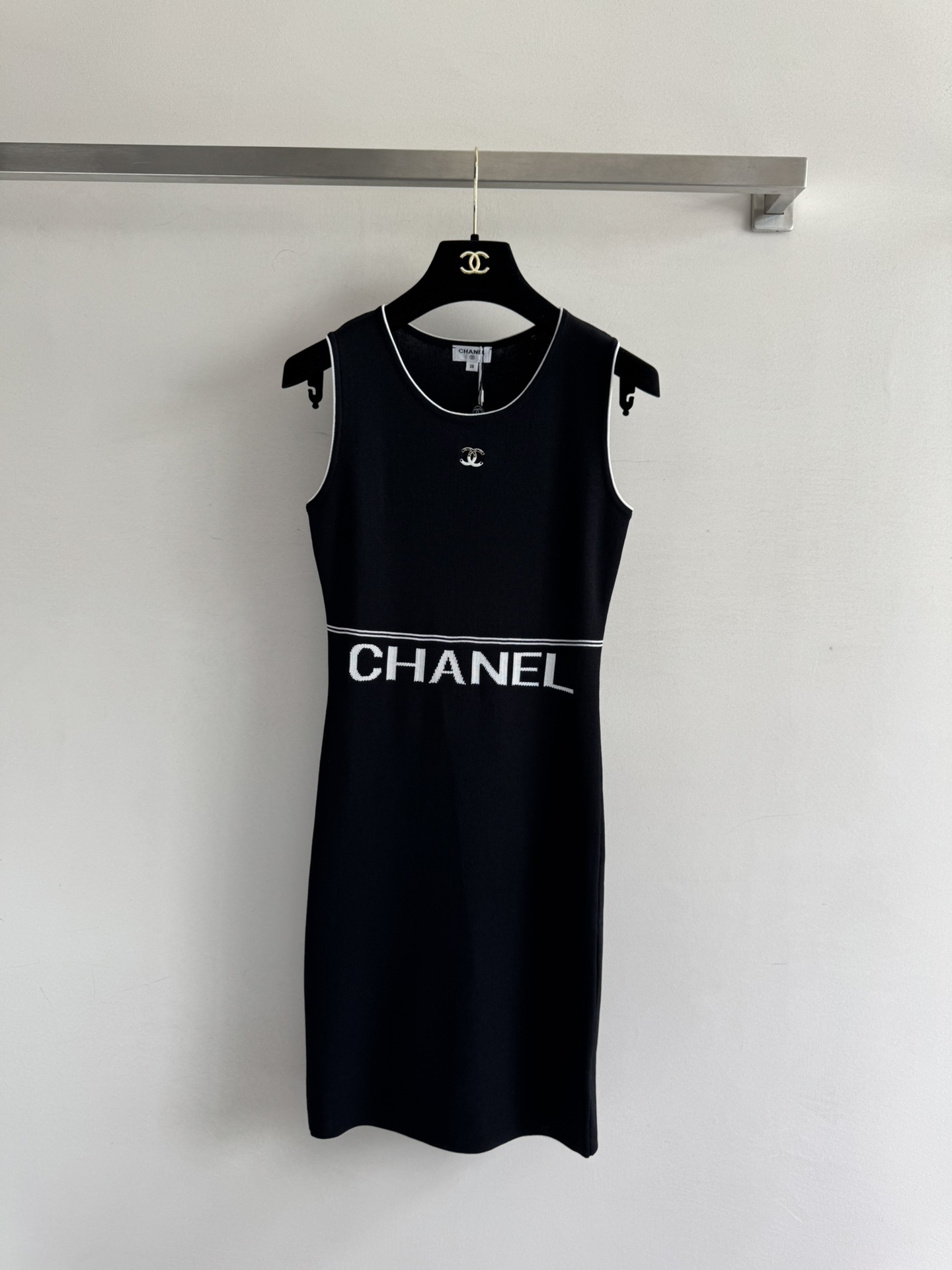 NO:439244,The close-fitting style of CHANE*25SS vest skirt is fashionable and unique, allowing you to stand out from the crowd. Moreover, the knitted blend fabric is comfortable and soft, which is very suitable for spring and summer wear. The vest style design is both slim and tall, allowing you to easily wear a good figure. Paired with a pair of high heels, it can easily create an elegant goddess style. SML, chanel, high heels, skirts, alexander wang19860909CHANE*25SS新款背心裙贴身的版型设计,时尚又个性,让你在人群中脱颖而出.而且针织混纺面料舒适柔软,非常适合春夏穿着.背心款式设计,既显瘦又显高,让你轻松穿出好身材.搭配一双高跟鞋,轻松打造优雅气质女神范儿SML,,chanel,high heels,skirts,alexander wang,Women's clothing