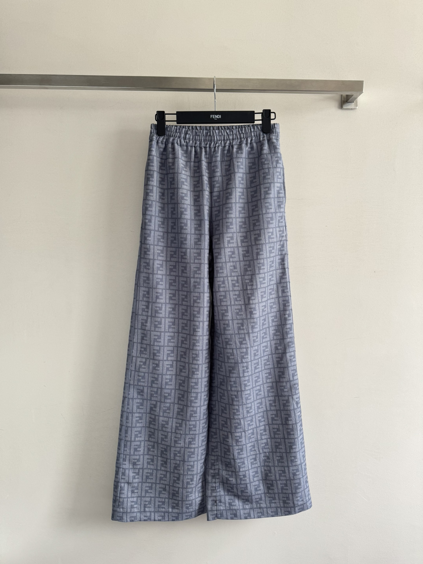 NO:439251,FEND*25SS new style, classic old jacquards are covered with the whole pair of pants, the upper body is full of fashionable and high-end sense, the huge and cool style has its own aura, the elastic waist design, the loose wide-leg pants are not picky about people, the thin fabric is very fashionable and high-end, the color is super positive, the upper body looks white and slim, and the original aesthetic is the classic series walks with style, the aura is fully open, the length is just right, the casual and lazy style is comfortable and versatile!  Two-color SML, fendi, alexander wang19860909FEND*25SS新款 经典老提花布满整条裤子 上身就是满满的时髦高级感 巨拉风自带气场 松紧腰设计 宽松阔腿裤不挑人轻薄面料质感很奈斯 时髦又高级 颜色超级正 上身显白又显瘦 自带美感的 经典系列走路都带风 气场全开 长度恰到好处,休闲慵懒风舒适百搭！两色SML,,fendi,alexander wang,Women's clothing
