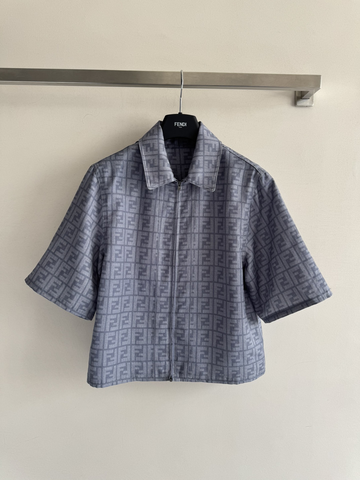 NO:439264,FEND*25SS new style, old jacquard retro shirt jacket, white and rich and beautiful outfits are fashionable and low-key, temperament and luxurious ~ the style is versatile and not picky, and it adopts a lapel zipper design. It is simple and high-end, fashionable and versatile, single-fit and layered look very good!  SML, fendi, jackets & coats,shirts,alexander wang19860909FEND*25SS新款 老提花复古衬衫外套,白富美穿搭时髦低调 气质又奢华~版型百搭不挑人,采用翻领拉链设计 简约高级,时尚洋气百搭单穿叠穿都很好看！SML,,fendi,jackets & coats,shirts,alexander wang,Women's clothing