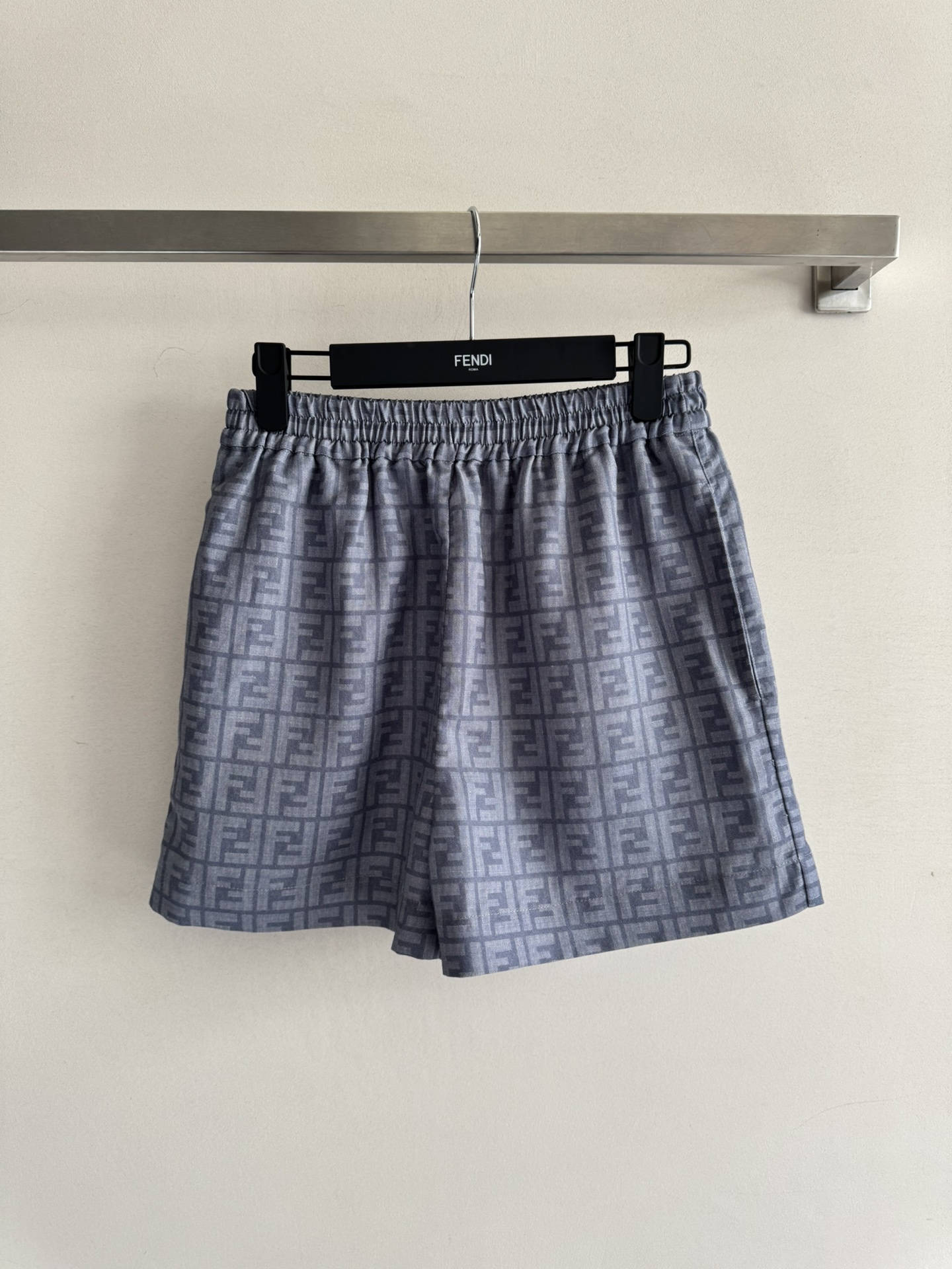 NO:439277,FEND*25SS new style, classic old jacquard covered with a whole pair of shorts, the upper body is full of fashionable and high-end feeling, elastic waist design, loose and regular style, not picky, thin fabric is very textured, comfortable and breathable when worn, super positive color, the upper body looks white and slim, and it has its own aesthetic sense. The classic series is full of style when walking, and the casual and lazy style is easy to wear!  SML, fendi, shorts, alexander wang19860909FEND*25SS新款 经典老提花布满整条短裤 上身就是满满的时髦高级感 松紧腰设计 宽松常规版型 不挑人轻薄面料质感很奈斯 穿上舒适透气 颜色超级正 上身显白又显瘦 自带美感的 经典系列走路都带风 休闲慵懒风百搭好穿！SML,,fendi,shorts,alexander wang,Women's clothing