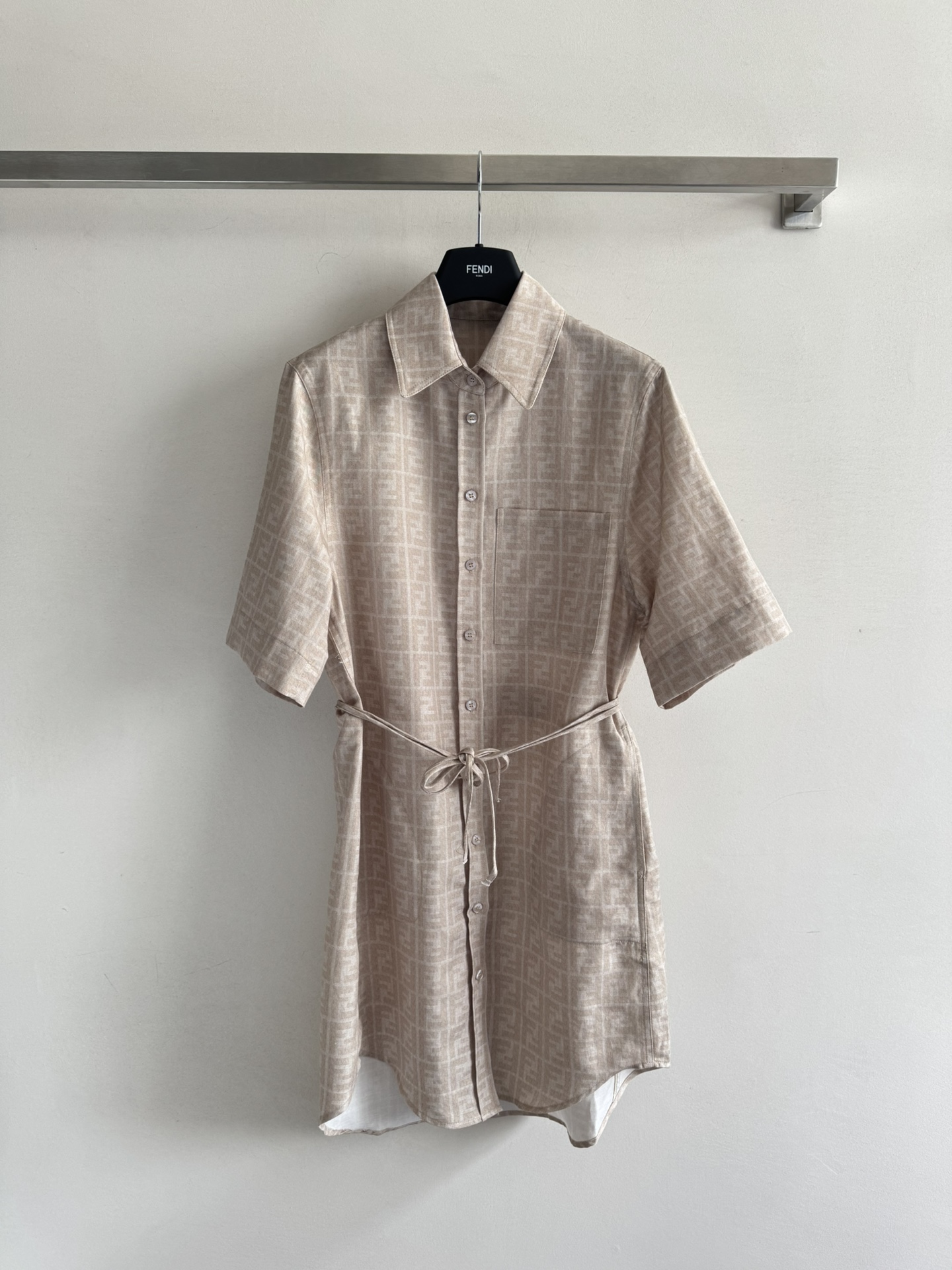 NO:439229,FEND*25SS new style, classic old jacquard shirt dress, low-key and luxurious, loose-fitting drawstring, fashionable and fashionable upper body, inclusive huge skirt, full of prints of double F jacquard adds more highlights, classic out of time!  A must-have for white and rich beauty!  Two-color SML, fendi, skirts, shirts, alexander wang19860909FEND*25SS新款 经典老提花衬衫连衣裙低调奢华 宽松版型抽绳绑带设计 上身时髦洋气 包容性巨强裙身满印双F提花增添了更多亮点,经典不过时！白富美必入款！两色SML,,fendi,skirts,shirts,alexander wang,Women's clothing