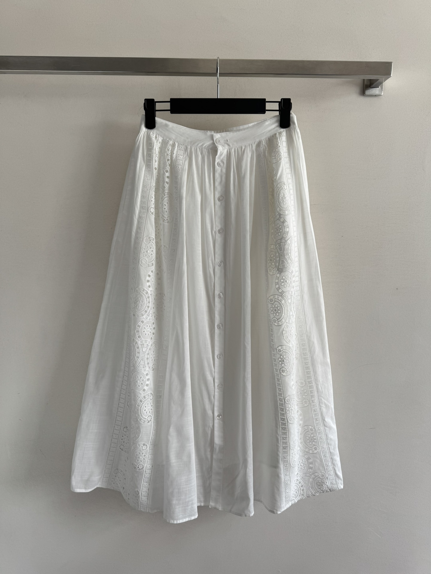 NO:439240,CELIN*25FW new vacation style must have!  The Arc de Triomphe hollowed-out jacquard romantic white skirt adopts a high-waist design, perfectly lengthening the leg lines, and the single-breasted decoration adds a bit of fashion and retro feel. The cotton fabric is soft and comfortable, and has excellent breathability. It is very suitable for summer weather, whether it is vacation or daily outfit, it shows elegant temperament. It is sweet and elegant to wear!  SML, celine, skirts, alexander wang19860909CELIN*25FW新款度假风必备！凯旋门镂空提花浪漫白半裙 采用高腰设计,完美拉长腿部线条,单排扣装饰增添了几分时尚复古感.棉面料柔软舒适,透气性极佳,非常适合夏日天气无论是度假还是日常穿搭,都显气质大方 甜美优雅穿上简直美翻了！SML,,celine,skirts,alexander wang,Women's clothing