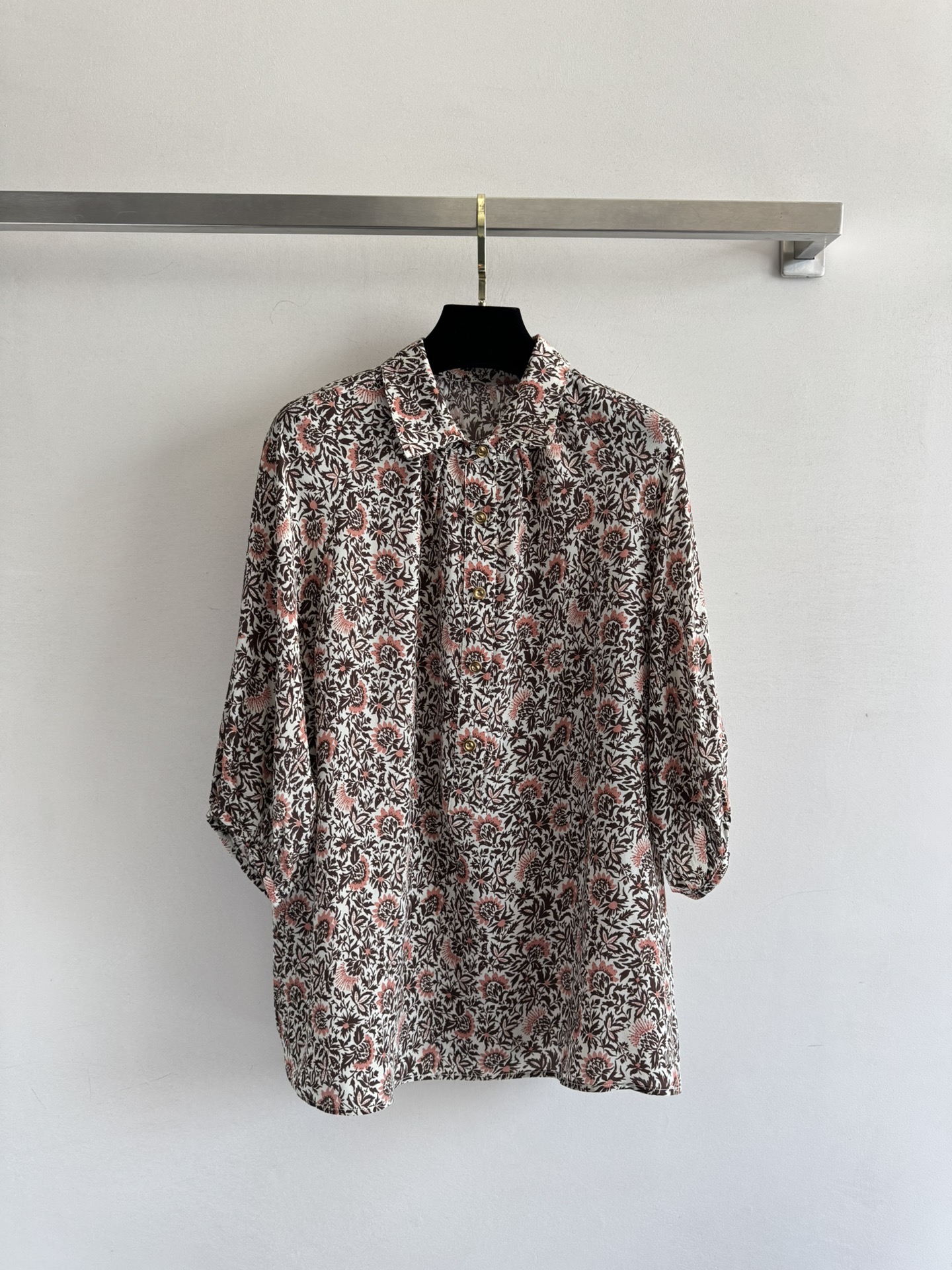 NO:440010,Loro Pian*25SS new French retro silk-print shirt The cool summer seaside breeze is the top natural material of mulberry silk. The perfect fusion of loose and lazy silhouette and ultimate comfort experience Through unparalleled fabric touch, exquisite and harmonious tones and relaxed tailoring, low-key luxury and natural tranquility and elegance, fresh and pleasant like the sea breeze!  SML8, loro piana,shirts,real silk,alexander wang19860909Loro Pian*25SS新款 法式复古真丝印花衬衫 夏日海边清凉风,是桑蚕丝顶级天然材质 宽松慵懒廓形与极致舒适体验的完美融合 通过无与伦比的面料触感、精妙和谐的色调和松弛有度的剪裁,低调的奢华和与自然宁静优雅,如同海风般清新怡人！SML8,,loro piana,shirts,real silk,alexander wang,Women's clothing