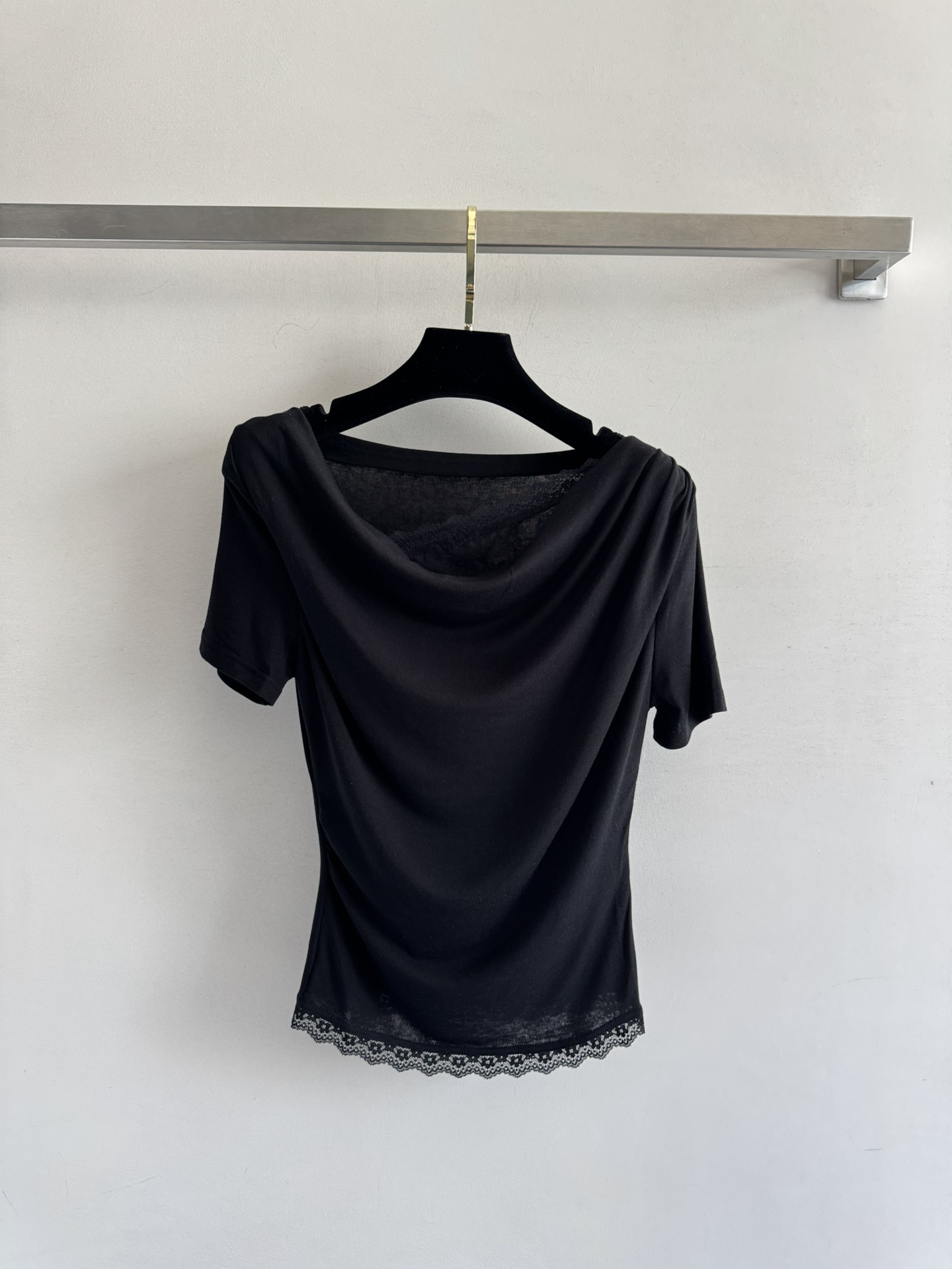 NO:439999,SS's new lace short-sleeved T-shirt waist-closed tailoring to show off the body temperament. Minimalist style, clean and tidy. Lace collar embellishment design, age-reducing exquisiteness. Hem lace decoration, versatile and not picky about people, match casually with SML, T-shirt, tees, t-shirt, alexander wang19860909SS新款蕾丝短袖T恤收腰剪裁显身材气质 极简风 干净整洁 蕾丝荡领点缀设计 减龄精致感 下摆蕾丝花边装饰,百搭不挑人随意搭配SML,,T-shirt,tees，t-shirt,alexander wang,Women's clothing