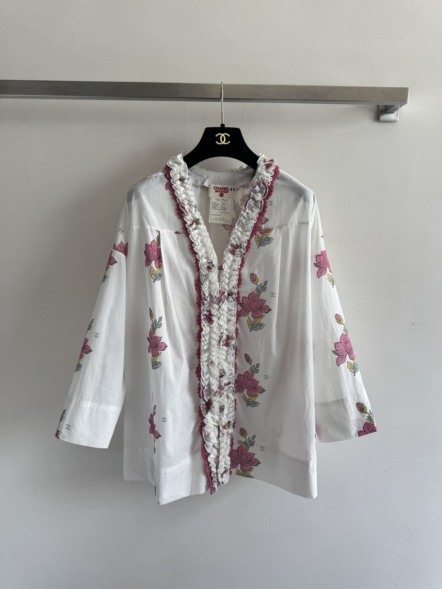 NO:439992,CHANE*25SS new V-neck printed shirt, with a lace collar design and a loose style, showing fashionable personality and not monotonous. It is simply a romantic item in summer, full of exquisiteness on the upper body!  S M L, chanel,shirts,alexander wang19860909CHANE*25SS新款 V领印花衬衫,采用花边领设计 宽松版型 显时尚个性不会单调,简直是夏日浪漫气息单品,上身满满的精致感！S M L,,chanel,shirts,alexander wang,Women's clothing