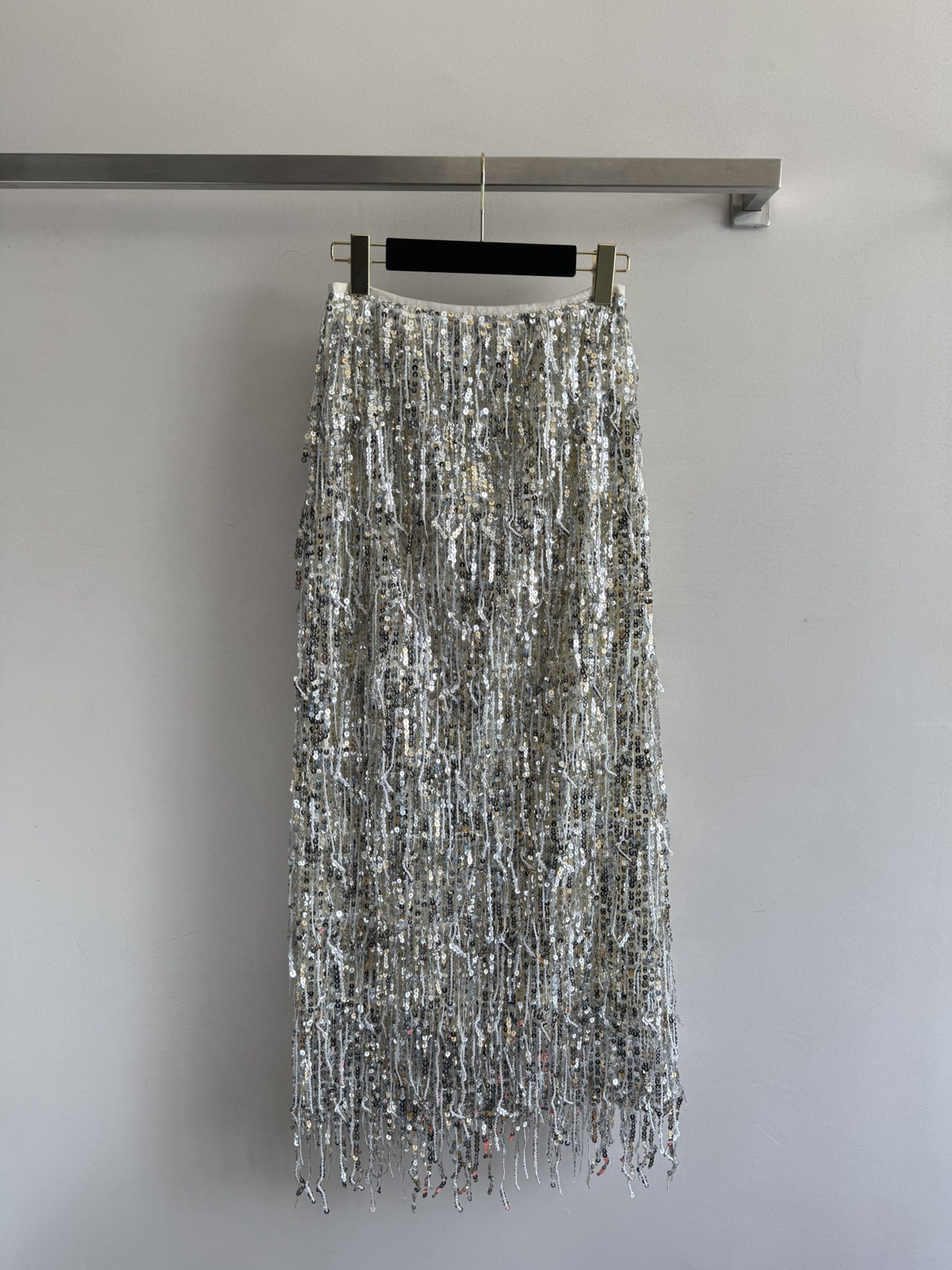 NO:440026,Brunello Cucinel*25SS new sequin tassel skirt tassel and sequins symphony design with draped tassel sequins with beautiful upper body to no friends, the rear slit skirt design sways casually, the flashing beads come with elegant luxury high-quality texture mid-length skirt, high waist cut, becoming the focus of romance. Walking through the details between modern cities, it can also create a sweet and rich sense of gold. With the change of luster, it can easily create an elegant and exquisite party style SML, brunello cucinelli, skirts, alexander wang19860909Brunello Cucinel*25SS新款亮片流苏半裙流苏与亮片的交响设计 自带垂坠感流苏亮片上身美到没朋友 后开衩裙摆设计随性摇曳 闪烁珠片自带优雅奢华高级质感中长裙摆,高腰剪裁,成为浪漫的焦点.穿行于现代都市之间细节之处展现摩登的格调.亦可营造甜美千金感.随着光泽的变化,轻松打造出优雅的精致的派对风格SML,,brunello cucinelli,skirts,alexander wang,Women's clothing