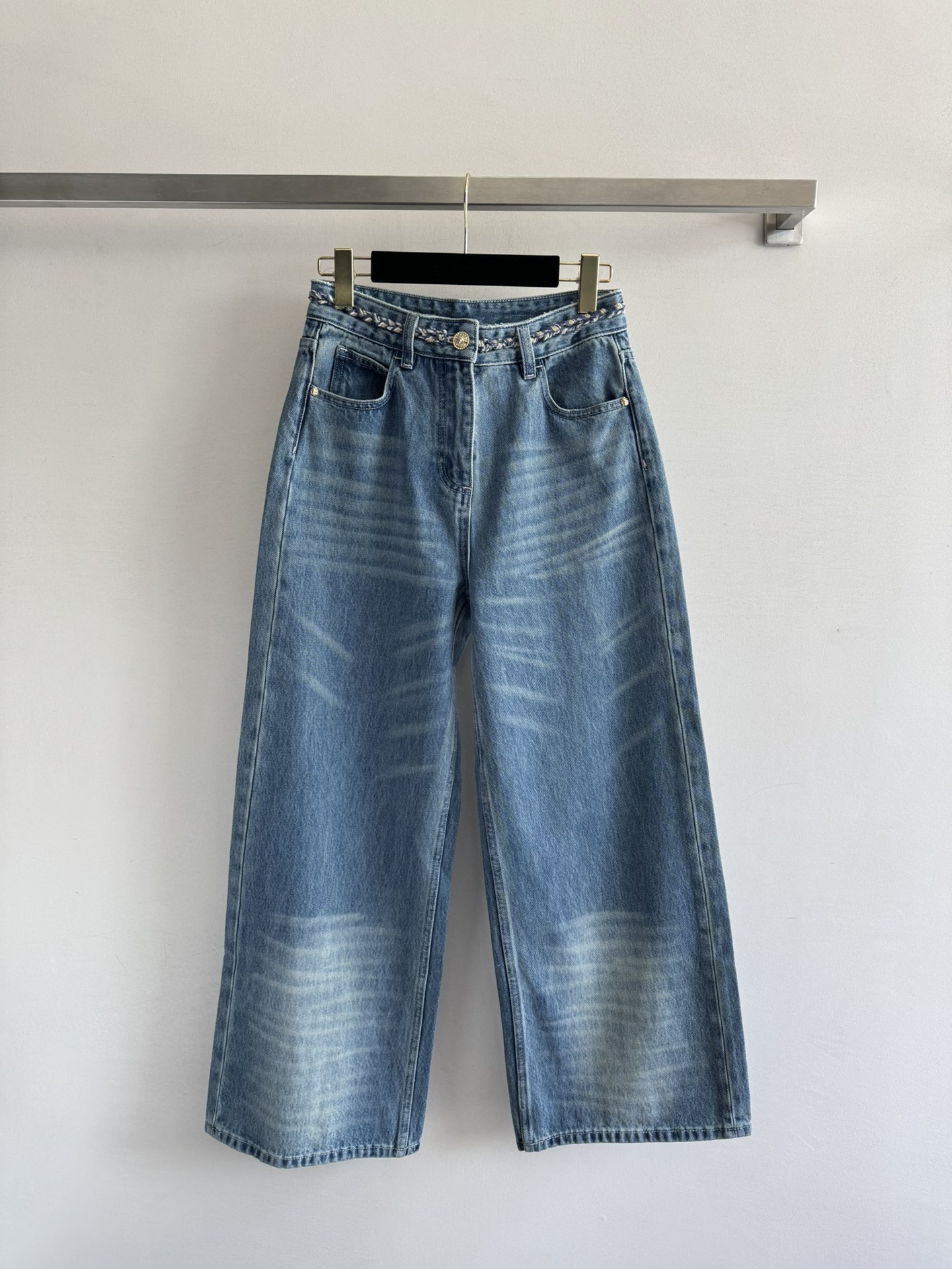 NO:440015,CHANE*25SS new small fragrance jeans imported from the wash fabric is wide, soft and comfortable. The wide-leg style is super easy to wear and slim. The waist braid is exquisitely decorated to add a sense of design. The upper body is decorated with legs to show the beauty of the lines. The double C embroidery on the back pocket is exquisite and detailed. No matter how you wear it, it is simple to make you look high-end commuter versatile jeans. It is fashionable and easy to control when matching!  SML, chanel, jeans, alexander wang19860909CHANE*25SS新款小香牛仔裤进口洗水面料阔柔软舒适 阔腿的版型超好穿显瘦 腰头编织精致点缀 增添设计感 上身修饰腿型 展现线条美感 背后口袋双C刺绣精巧细节,怎么穿搭都简单显高级通勤百搭牛仔裤 随意搭配都时髦好驾驭！SML,,chanel,jeans,alexander wang,Women's clothing