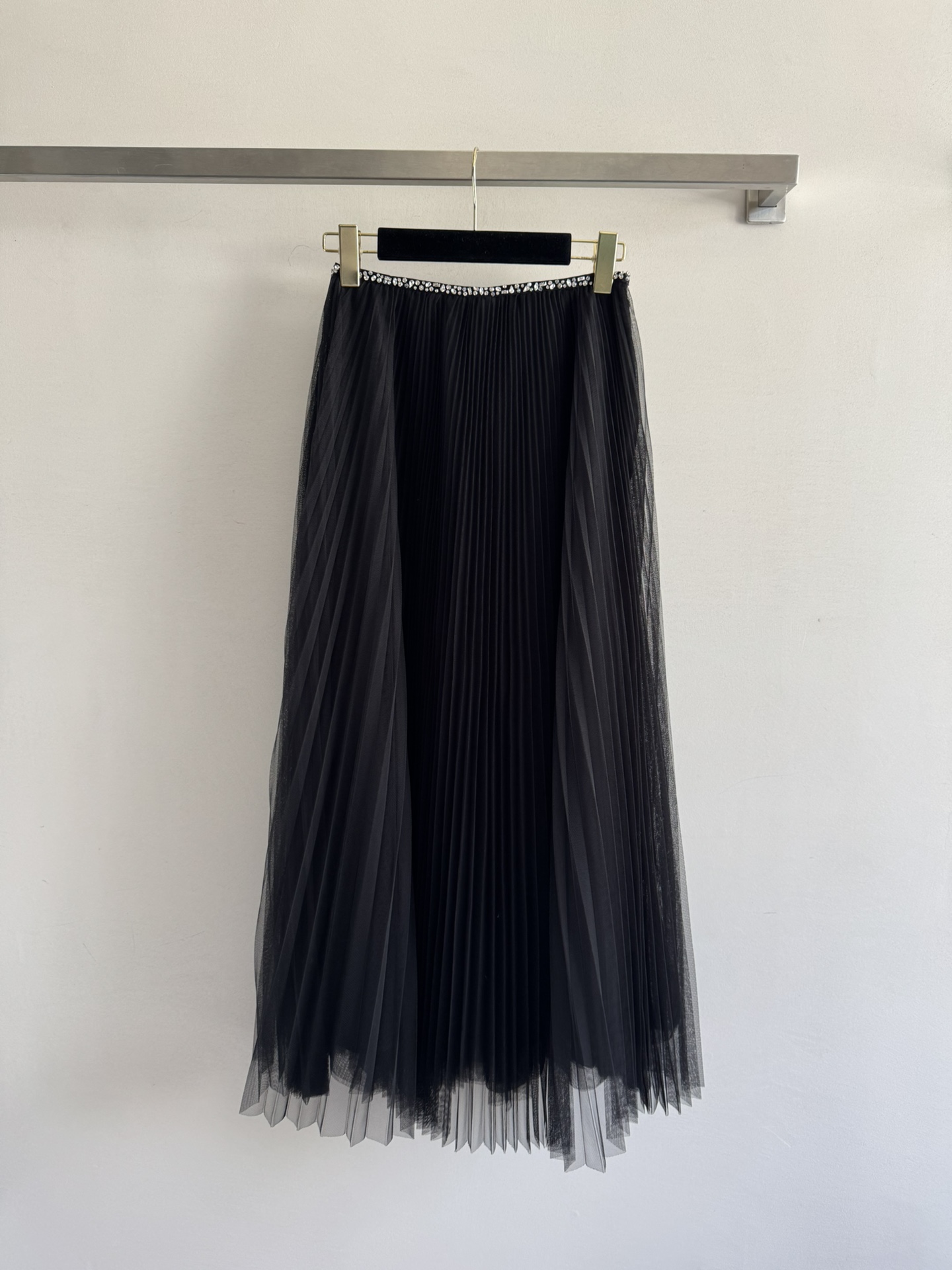 NO:440996,25WF new mesh skirt with heavy-industrial crystal diamond embellishment design to add a sense of exquisiteness, soft and delicate texture, the looming visual effect shows elegant temperament, the upper body uses a very good material skirt and rippling casually, and can be worn all year round, versatile and timeless!  SML8, skirts,alexander wang1986090925WF新款网纱半裙腰头重工水晶钻点缀设计 增添精致感 轻柔细腻质感 若隐若现的视觉效果绝美上身展现优雅气质,用料很足的半裙行走间裙摆随意荡漾,一年四季可穿 百搭不过时！SML8,,skirts,alexander wang,Women's clothing