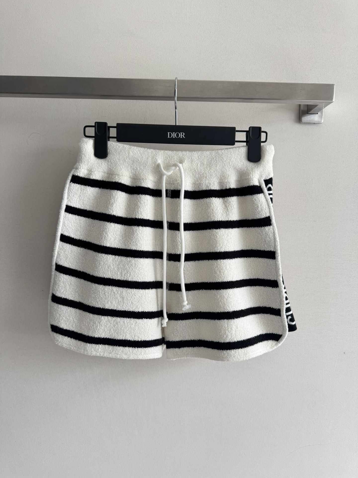 NO:440935,DIO*25WF new series striped shorts, elastic waist drawstring lace design, can be used for fat and thinness, brand letter printing on both sides, simple and versatile, can be matched with a series of jackets~ casual and lazy, the atmosphere is directly filled with SML,,dior, shorts, jackets & coats,alexander wang19860909DIO*25WF新款系列条纹短裤 弹力腰抽绳系带设计,胖瘦都可驾驭 双侧边饰有品牌字母印花 简单百搭 可与系列外套一套搭配～休闲慵懒 氛围感直接拉满SML,,dior,shorts,jackets & coats,alexander wang,Women's clothing