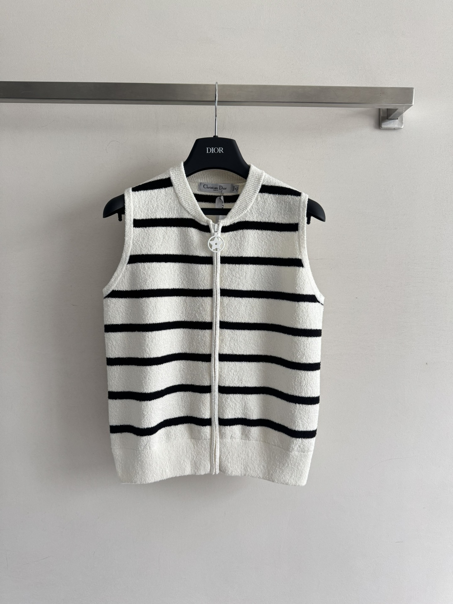 NO:440962,DIO*25WF new series striped vest jacket, regular zipper design, brand letter print behind, simple and versatile, can be matched with series shorts~ casual and lazy, the atmosphere is directly filled with SML8,,dior, shorts, jackets & coats,alexander wang19860909DIO*25WF新款系列条纹马甲外套 常规版型拉链设计 背后饰有品牌字母印花 简单百搭 可与系列短裤一套搭配～休闲慵懒 氛围感直接拉满SML8,,dior,shorts,jackets & coats,alexander wang,Women's clothing