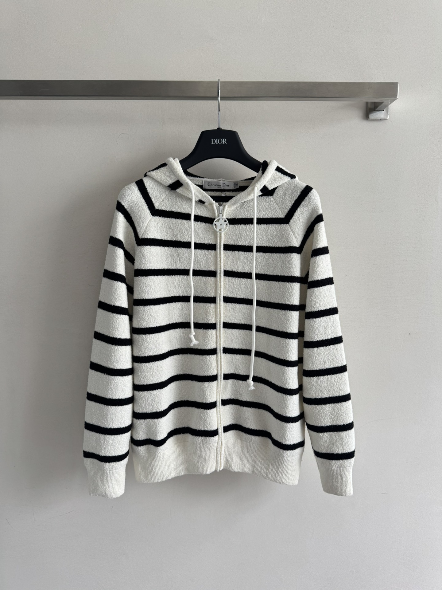 NO:440949,DIO*25WF new series striped hooded jacket, regular zipper design, brand letter print behind, simple and versatile, can be matched with series shorts~ casual and lazy, the atmosphere is directly filled with SML,,dior, shorts, jackets & coats,hats,alexander wang19860909DIO*25WF新款系列条纹连帽外套 常规版型拉链设计 背后饰有品牌字母印花 简单百搭 可与系列短裤一套搭配～休闲慵懒 氛围感直接拉满SML,,dior,shorts,jackets & coats,hats,alexander wang,Women's clothing