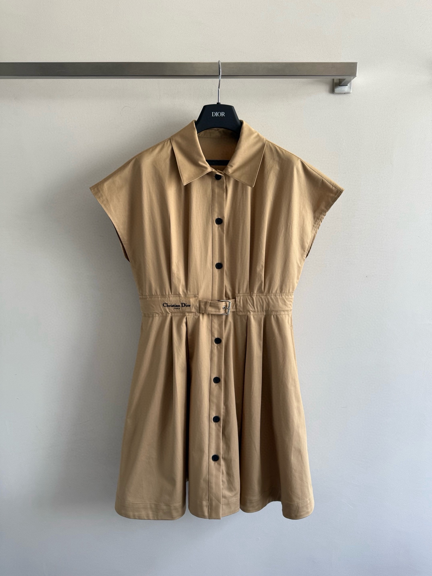 NO:443101,Dio*25FW new series button waist dress customized original imported cotton lapel cover sleeve tailoring design waist letter logo embellishment intellectual and elegant refreshing and unique, fashionable and high-end daily commuting fashionable and easy to control SML, dior, skirts, alexander wang19860909Dio*25FW新款 系列系扣收腰连衣裙订制原版进口棉 翻领盖袖剪裁设计 腰头字母logo点缀 知性优雅 清爽又独特、时髦又高级日常通勤时尚好驾驭SML,,dior,skirts,alexander wang,Women's clothing