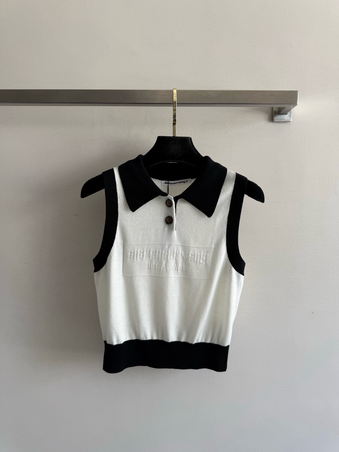 NO:443070,t200Alexander Wan*25FW new style contrasting olo vest with a luxurious jacquard embellishment on the chest. A simple logo is enough to be personalized and fashionable, and the regular style is not picky!  Age-reducing compact and versatile college style!  Three-color SML, alexander wang19860909t200Alexander Wan*25FW新款 撞色olo背心胸前字母提花奢华点缀 简单的LOGO就足够个性时尚,常规版型不挑人！减龄小巧百搭学院风！三色SML,,alexander wang,Women's clothing