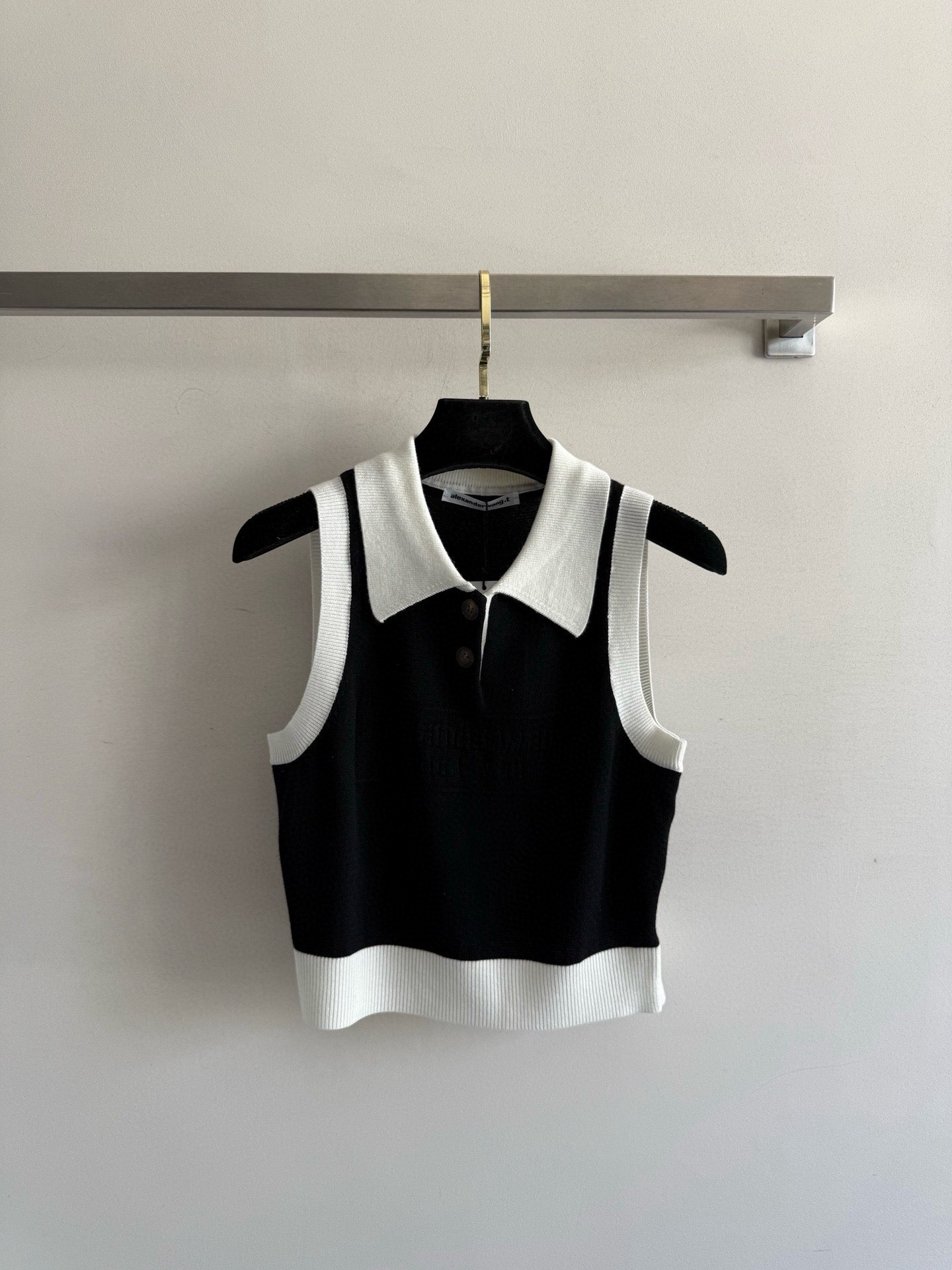 NO:443075,Alexander Wan*25FW new style contrasting polo vest with luxurious jacquard embellishment on chest letters. A simple logo is enough to be personalized and fashionable, and the regular style is not picky!  Age-reducing compact and versatile college style!  Three-color SML, alexander wang19860909Alexander Wan*25FW新款 撞色polo背心胸前字母提花奢华点缀 简单的LOGO就足够个性时尚,常规版型不挑人！减龄小巧百搭学院风！三色SML,,alexander wang,Women's clothing